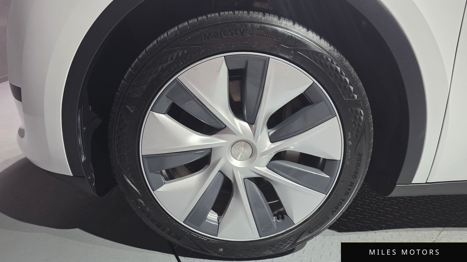 Tesla Model Y 2023 — миниатюра 5