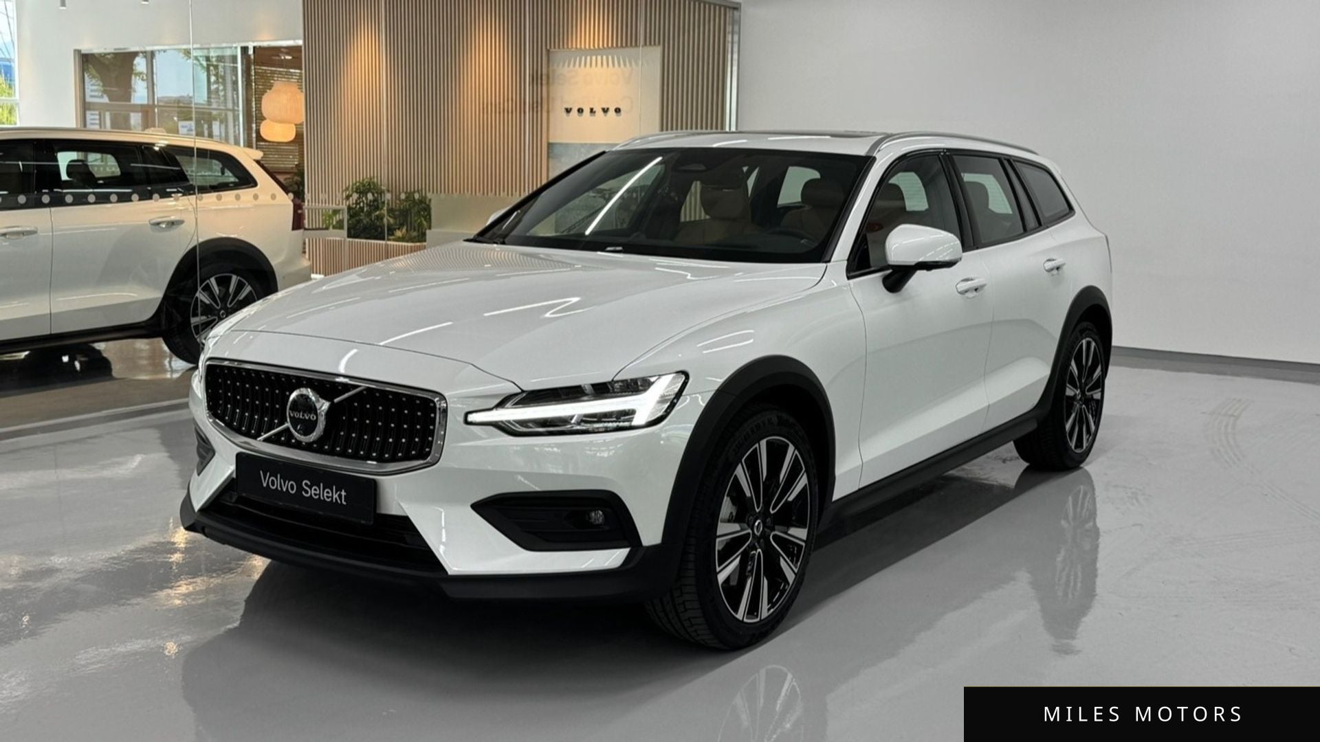 Volvo V60 2025 — фото 1 из 12