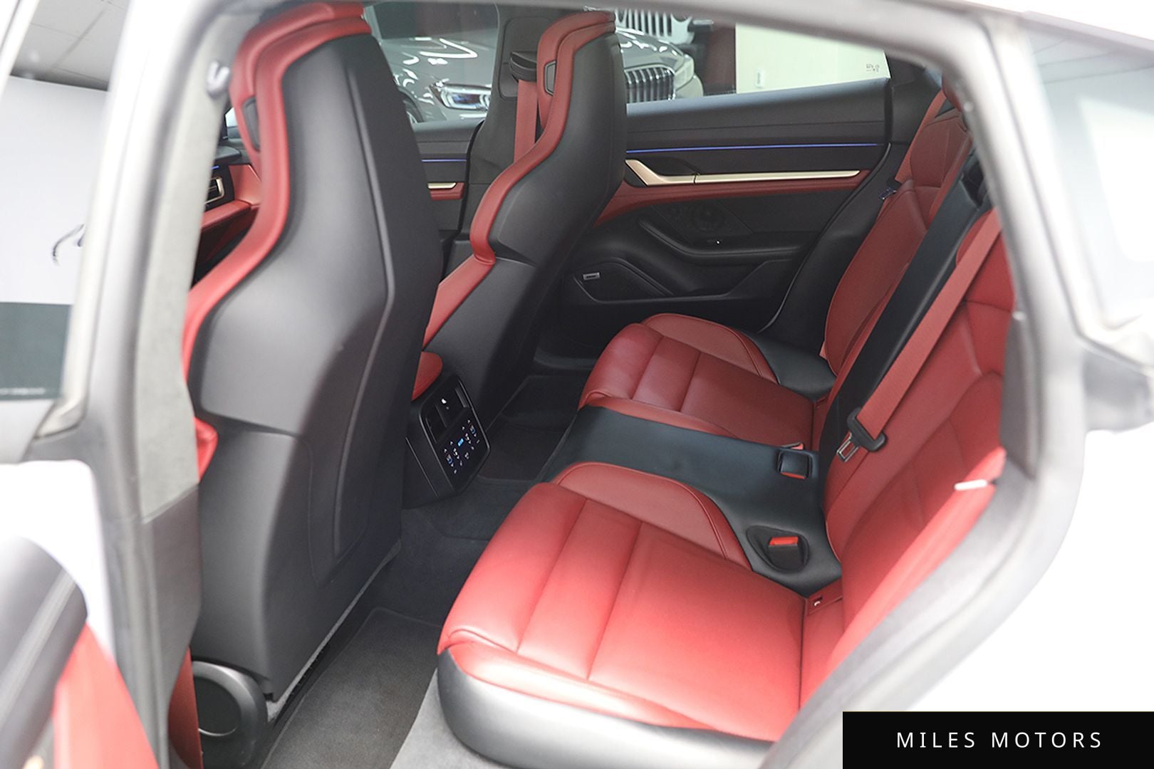 Porsche Taycan 2024 — миниатюра 10