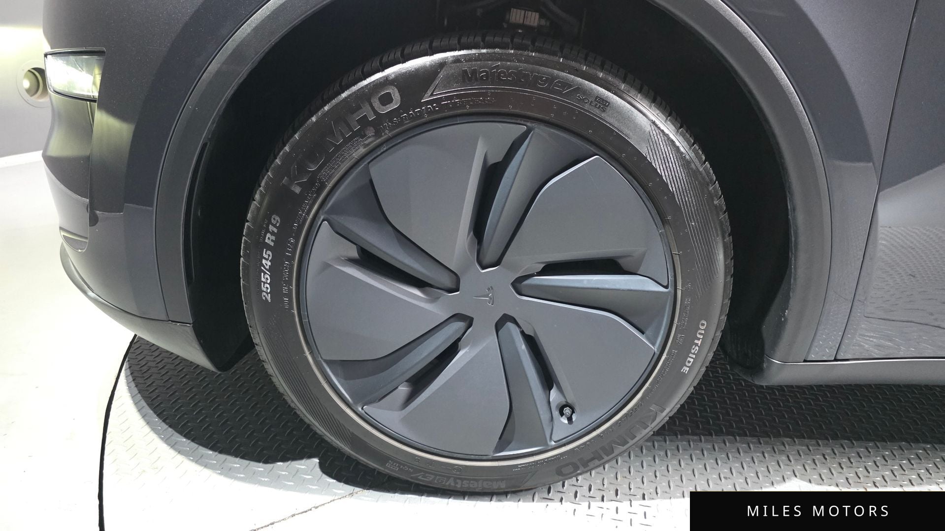 Tesla Model Y 2025 — миниатюра 5