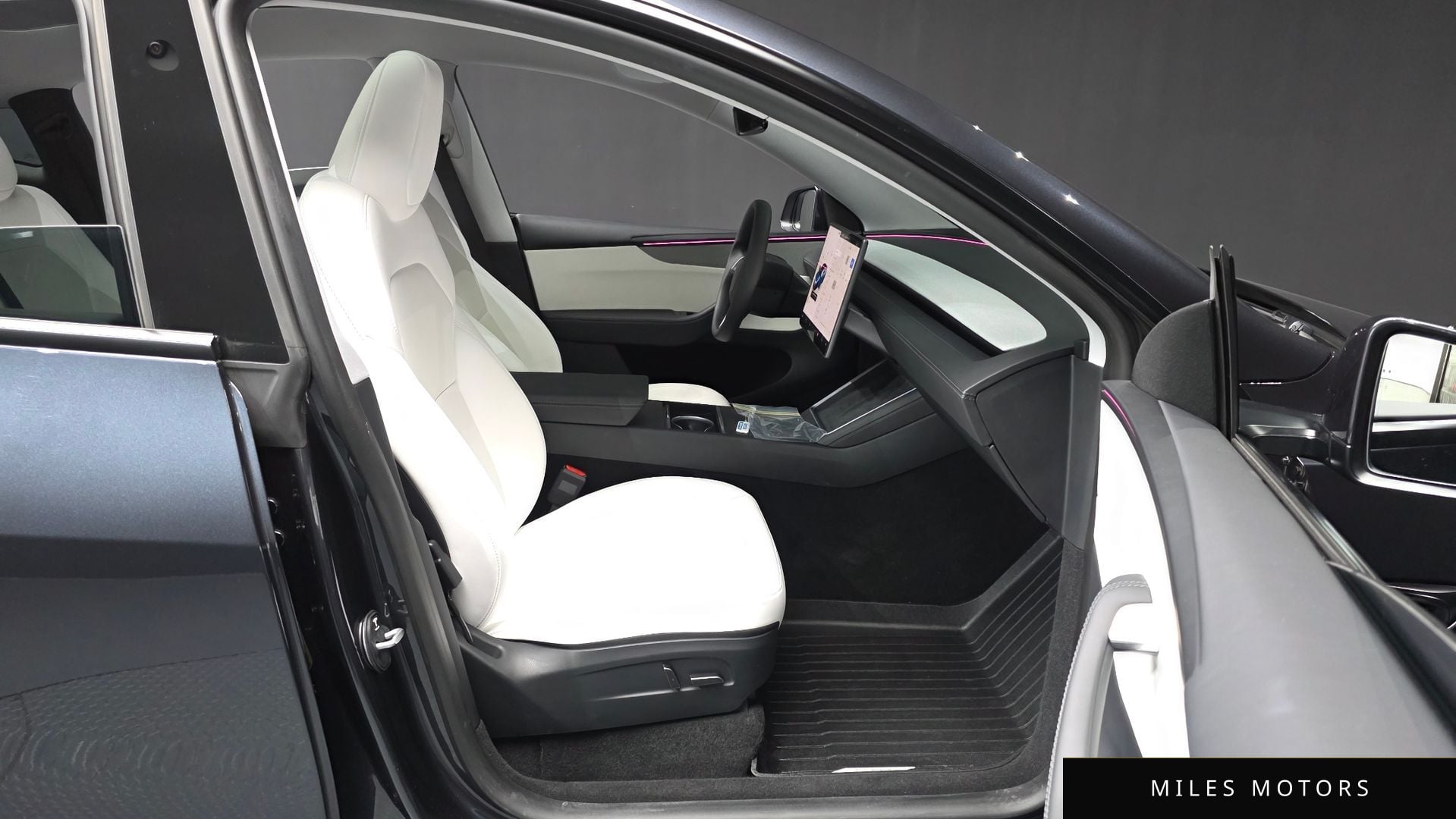 Tesla Model Y 2025 — миниатюра 11