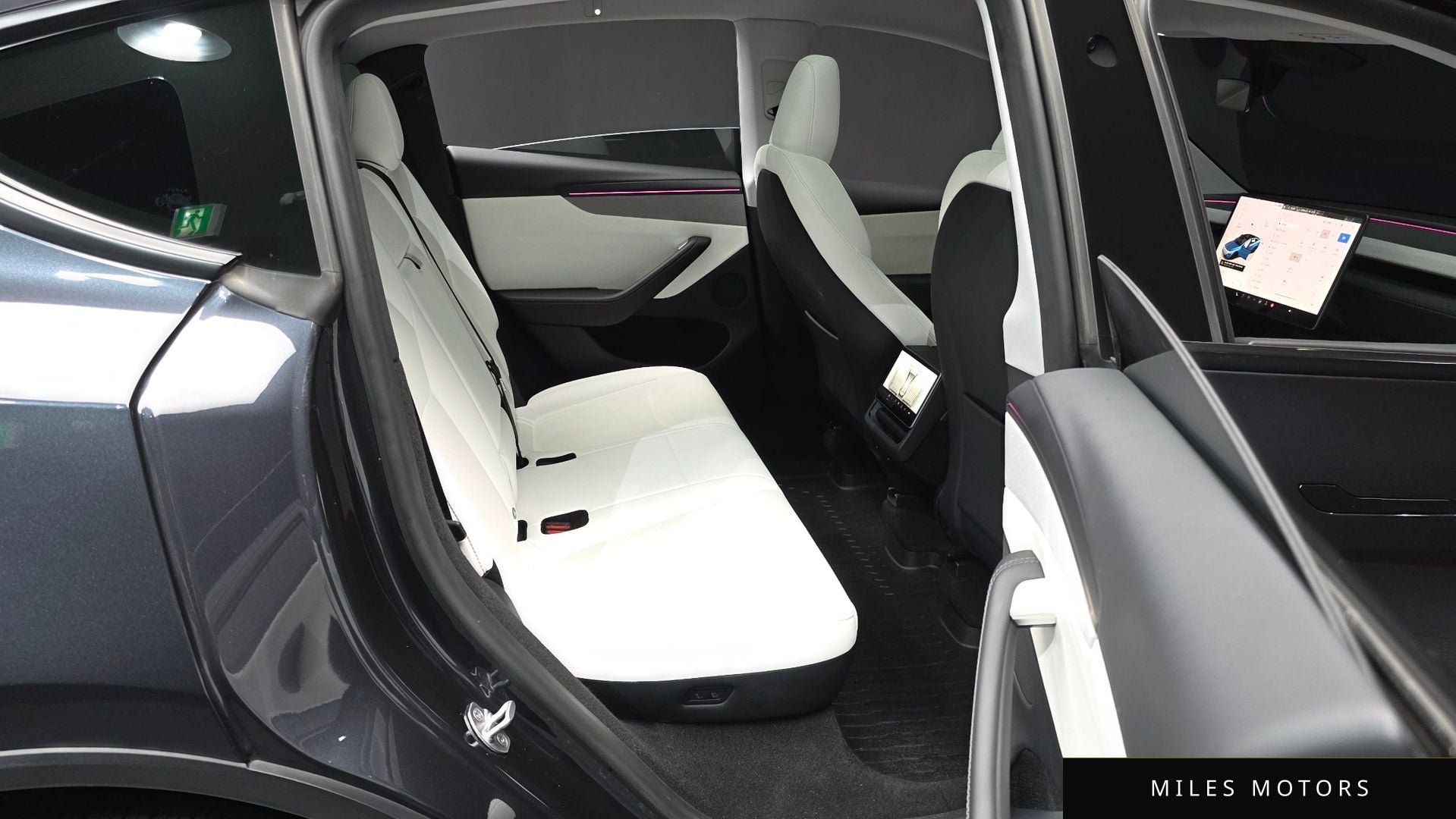 Tesla Model Y 2025 — миниатюра 12