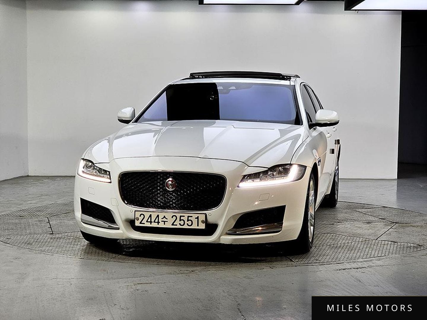 Jaguar XF (X260) 2017 — миниатюра 2