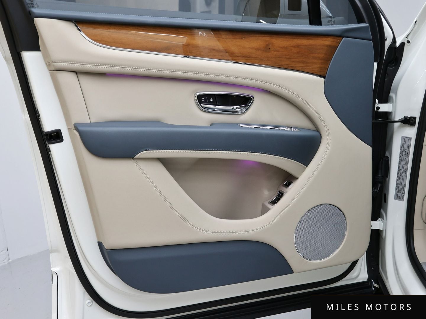 Bentley Bentayga 2024 — миниатюра 11