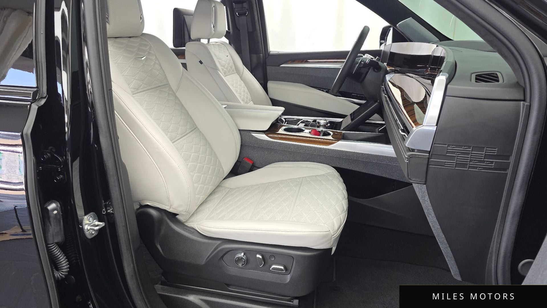Cadillac Escalade 2025 — миниатюра 11