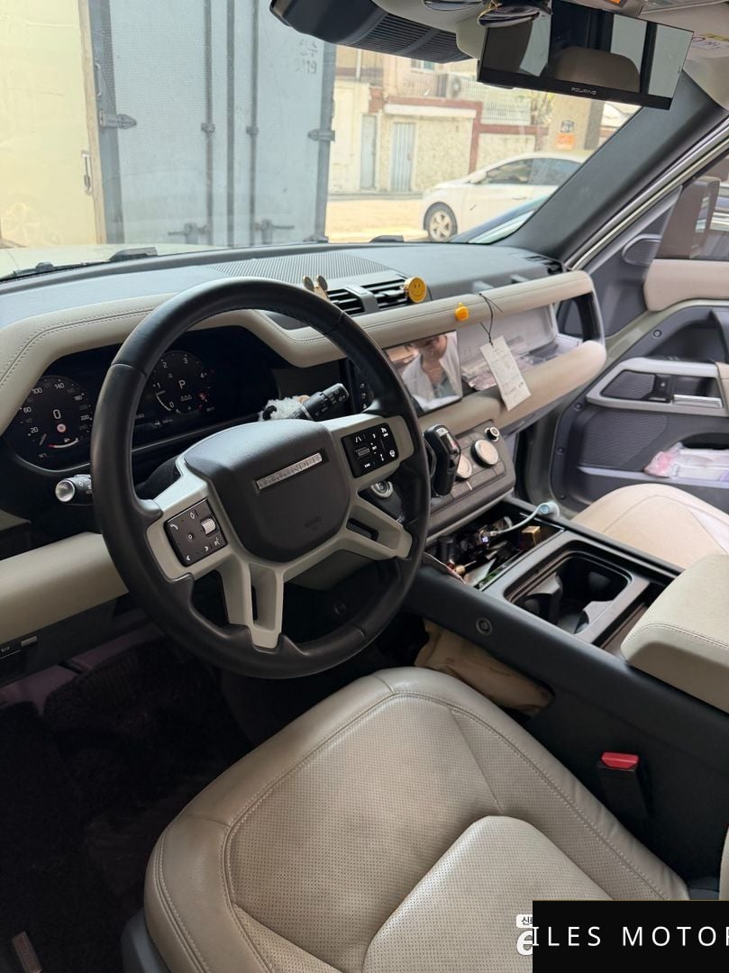 Land Rover Defender 2023 — миниатюра 10