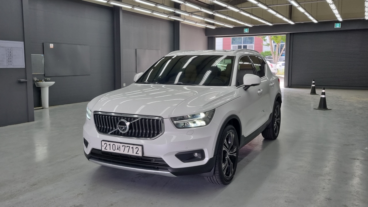 Volvo XC40 2021 — фото 1 из 12