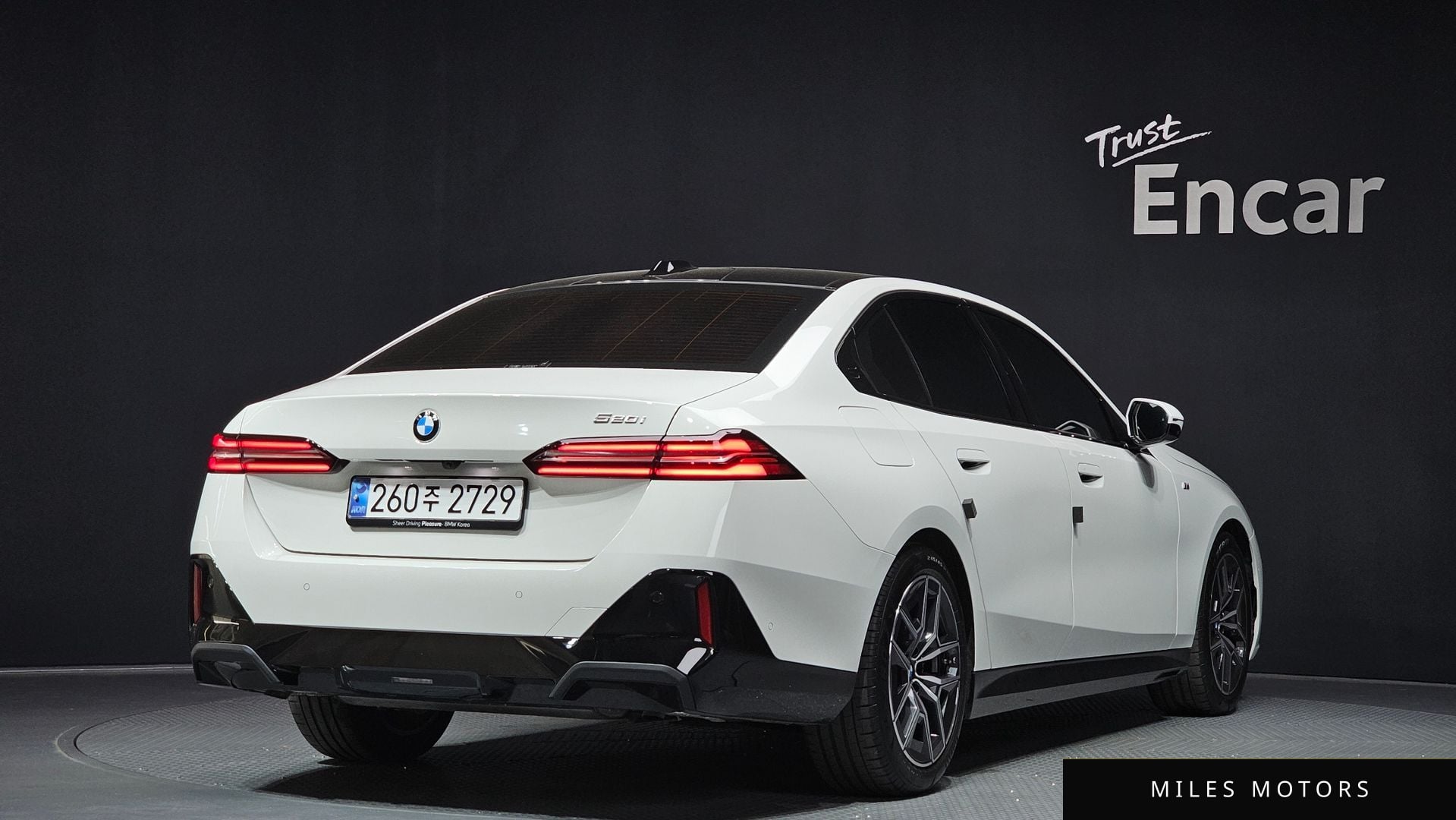 BMW 5 Series (G60) 2024 — миниатюра 2