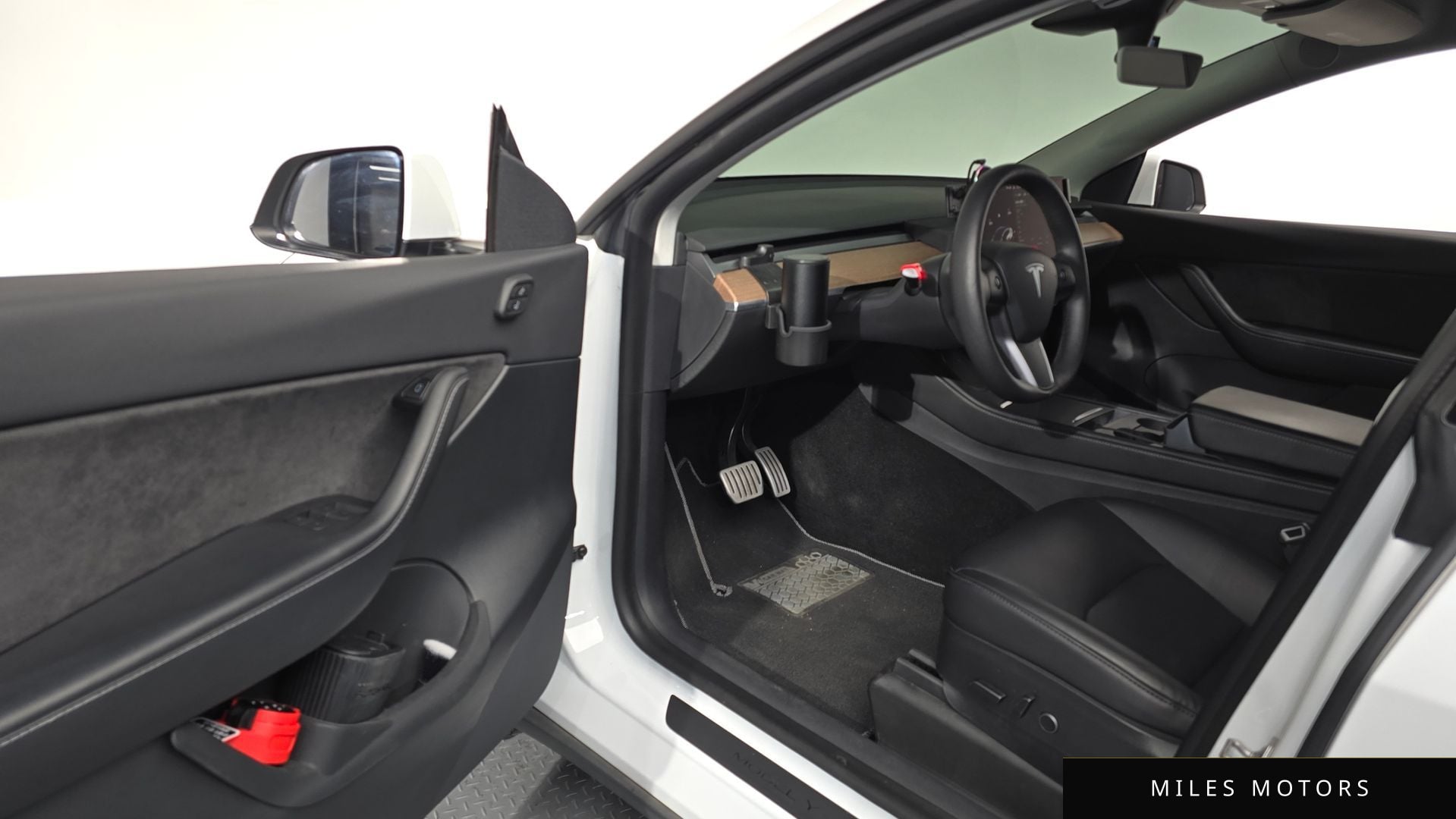 Tesla Model Y 2021 — миниатюра 10