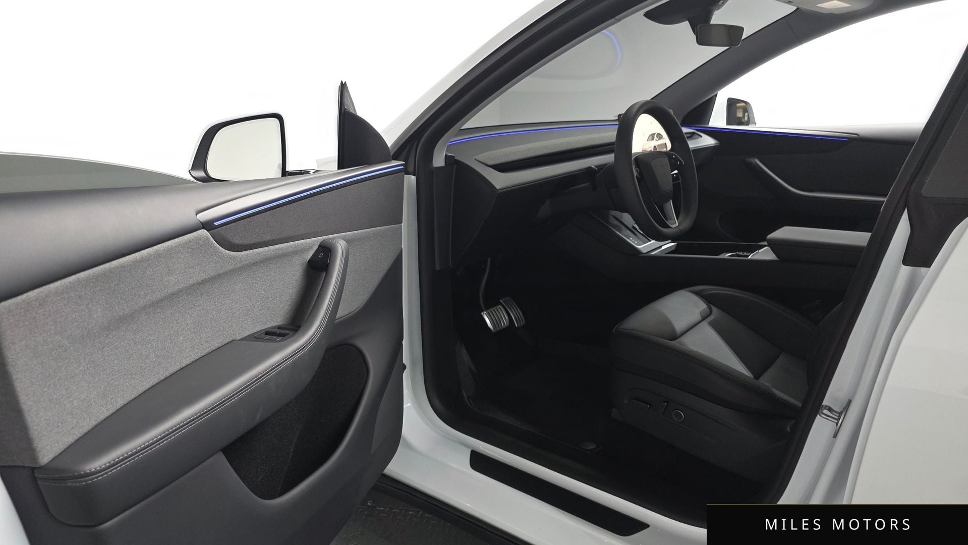 Tesla Model Y 2025 — миниатюра 12