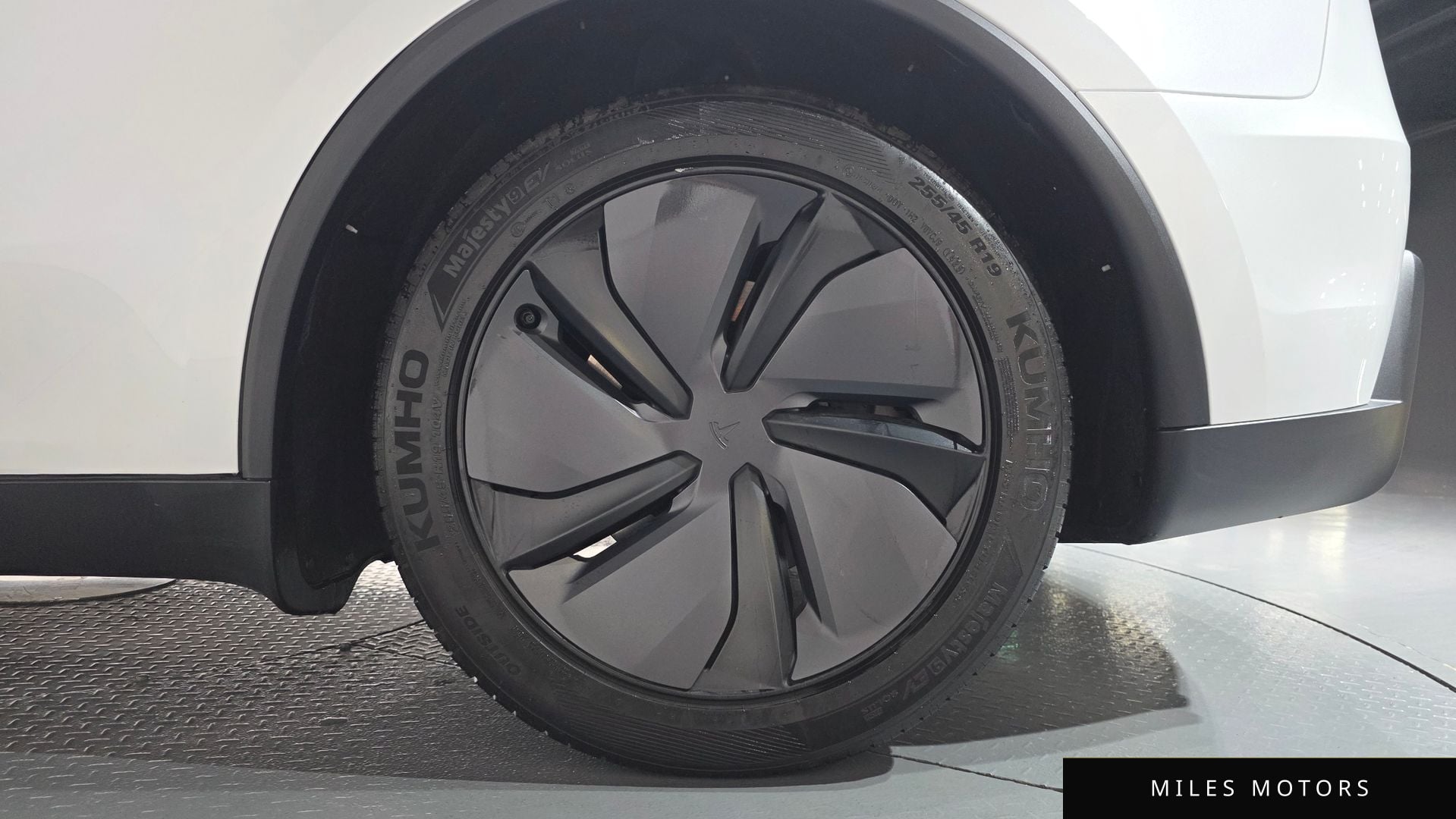 Tesla Model Y 2025 — миниатюра 6