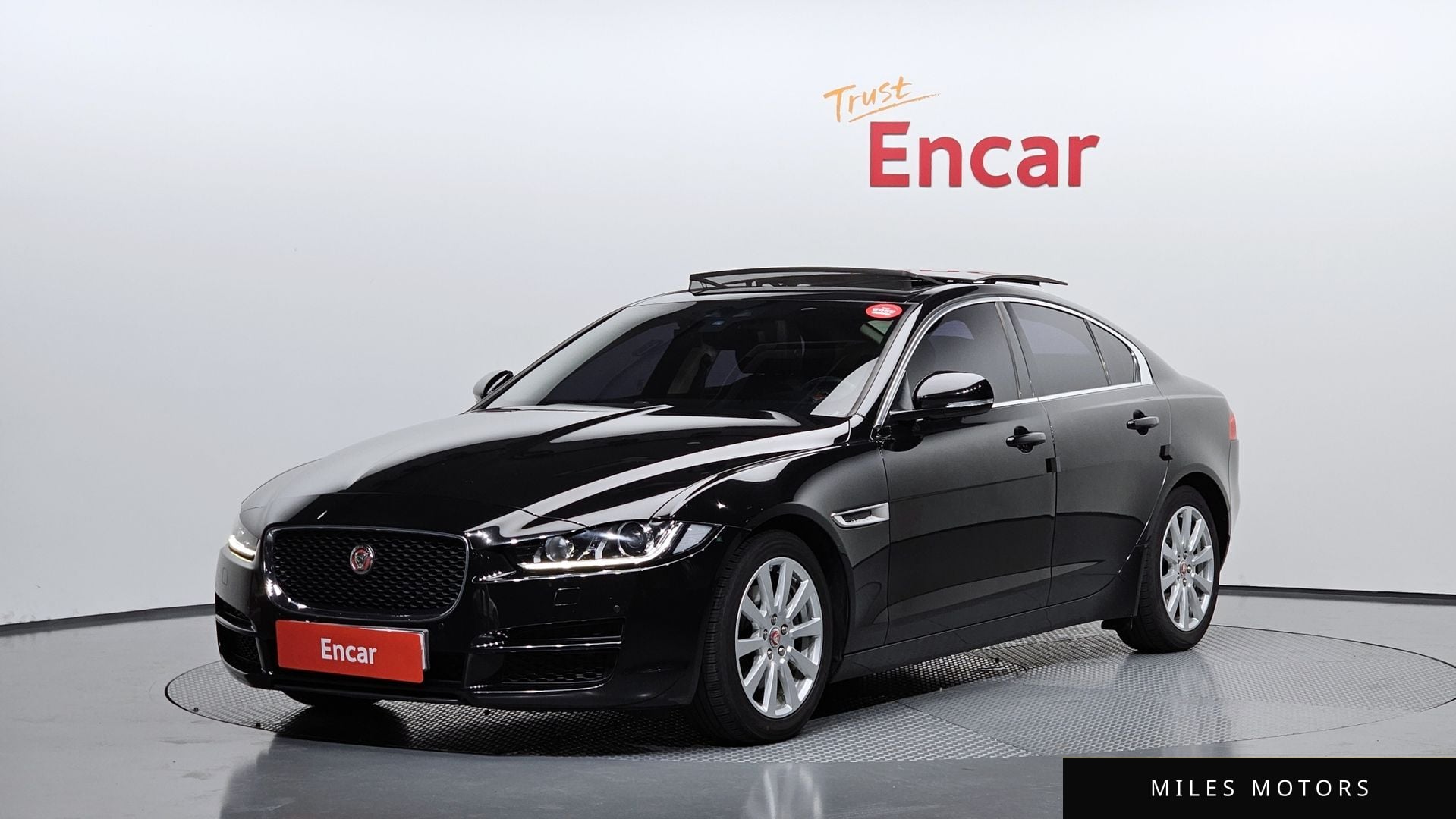 Jaguar XE 2017 — фото 1 из 12