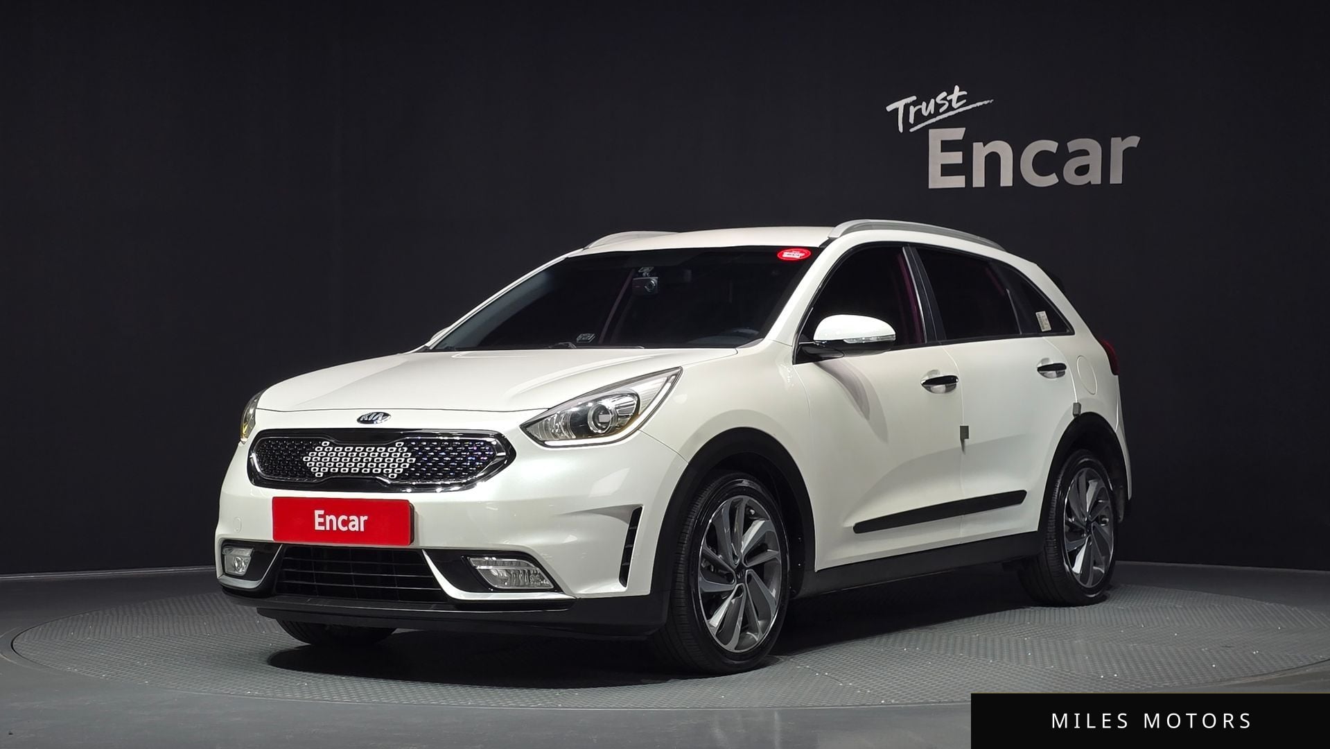 Kia Niro 2017 — фото 1 из 12