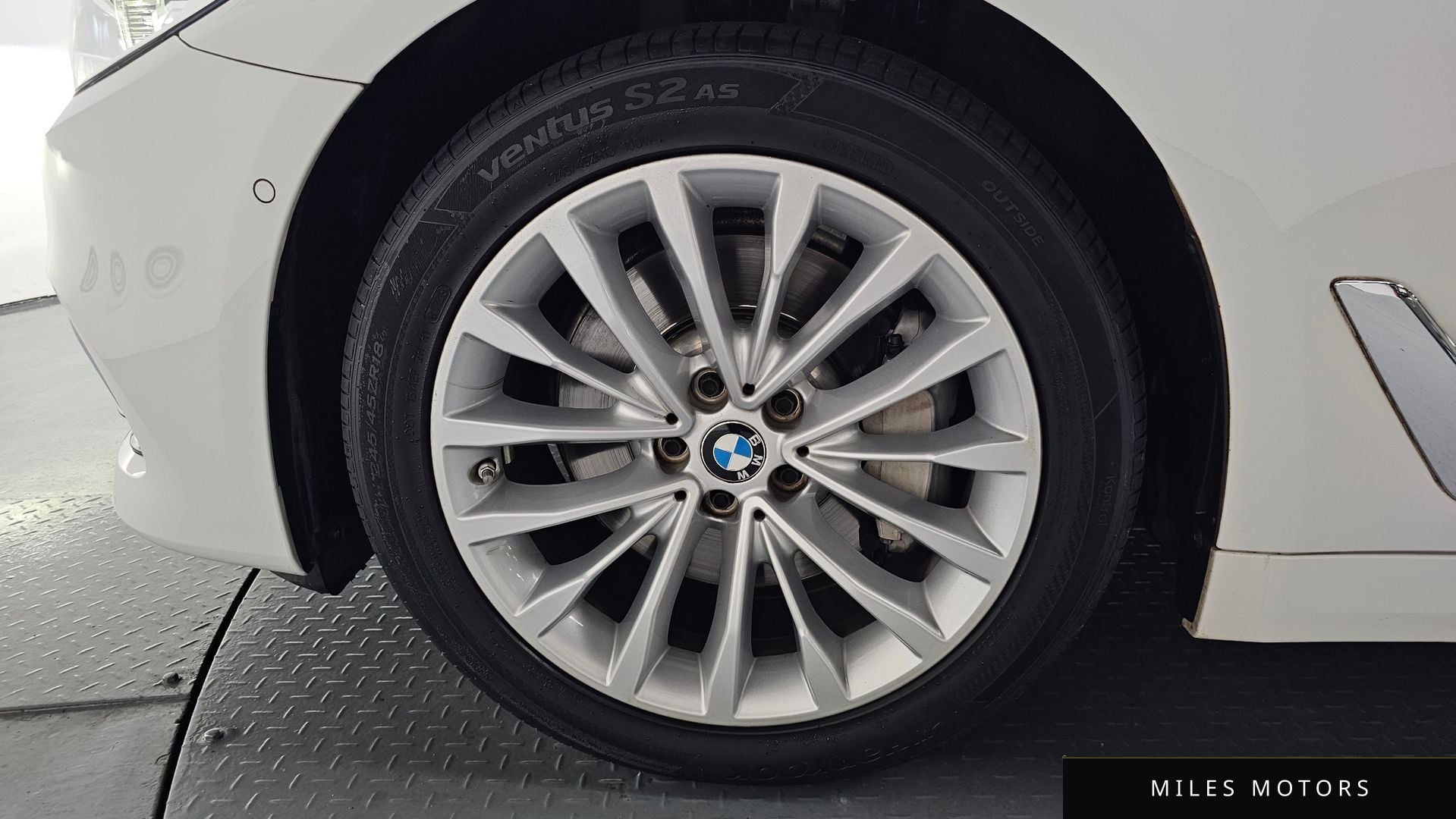 BMW 5 Series (G30) 2018 — миниатюра 5
