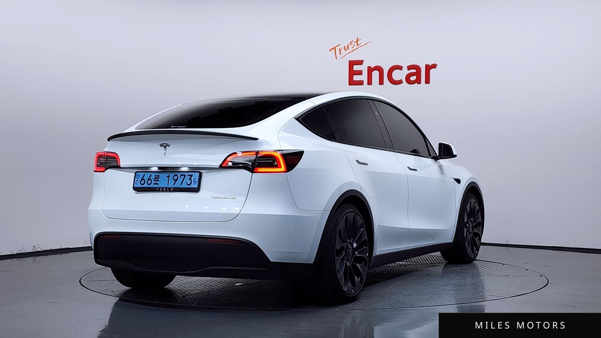 Tesla Model Y 2024 — миниатюра 2