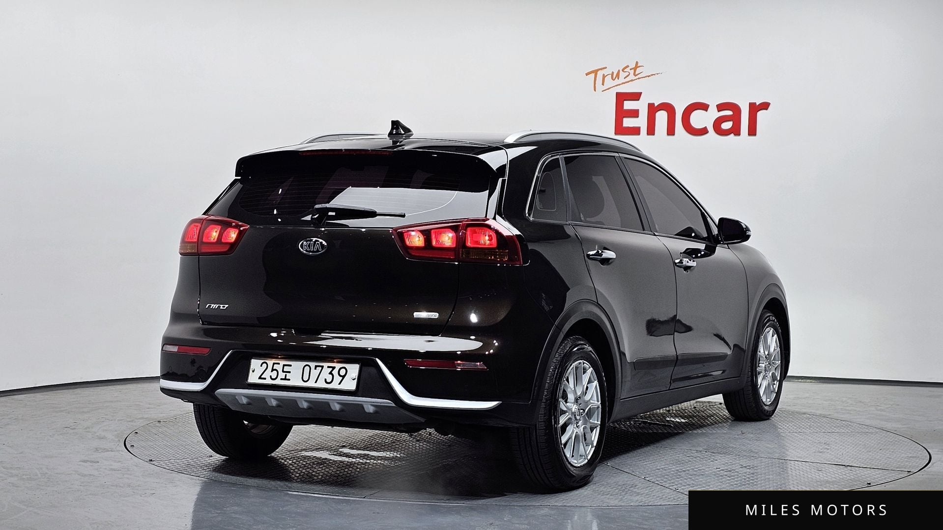 Kia Niro 2017 — фото 1 из 12