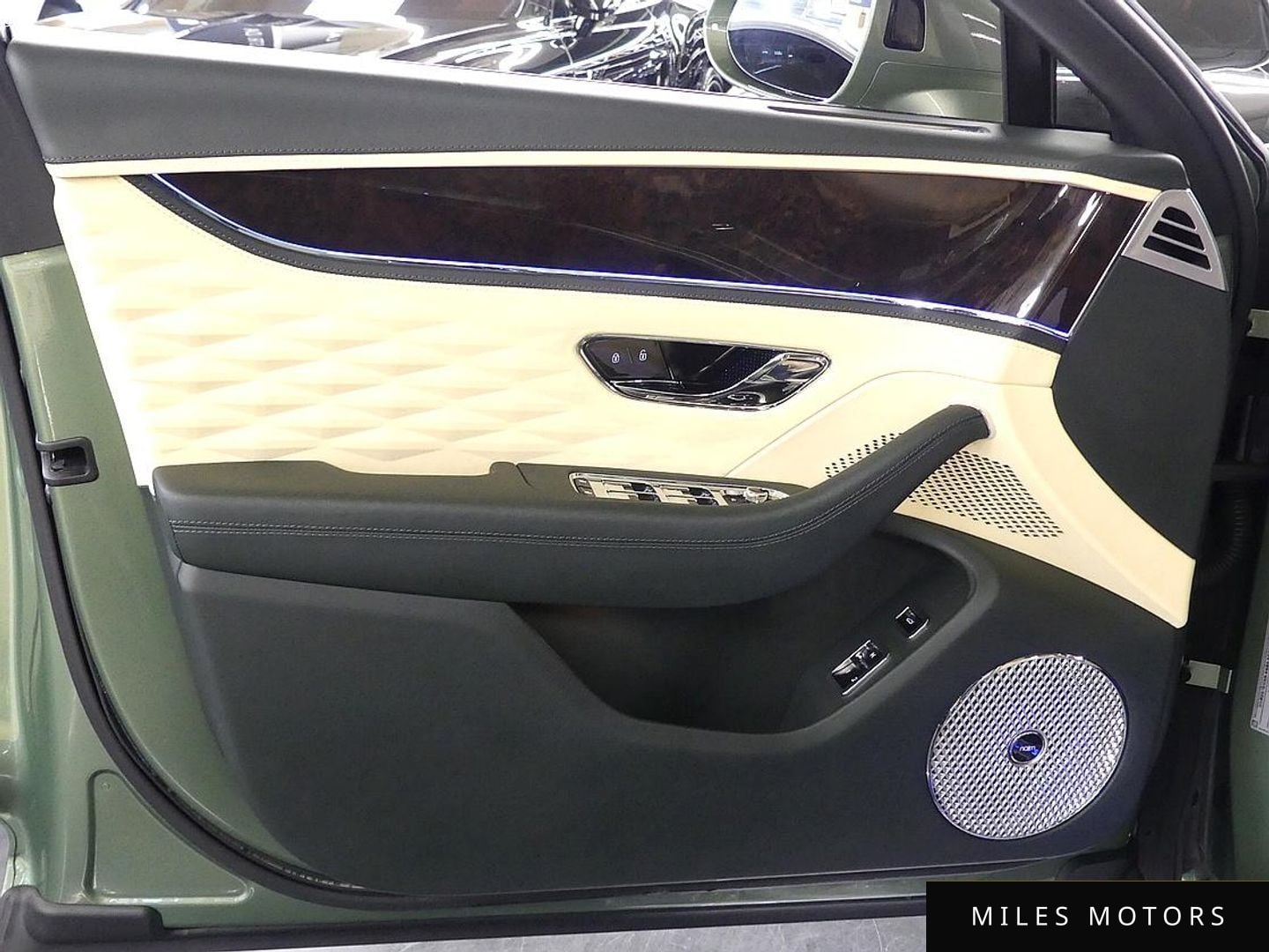 Bentley Flying Spur 2022 — миниатюра 11