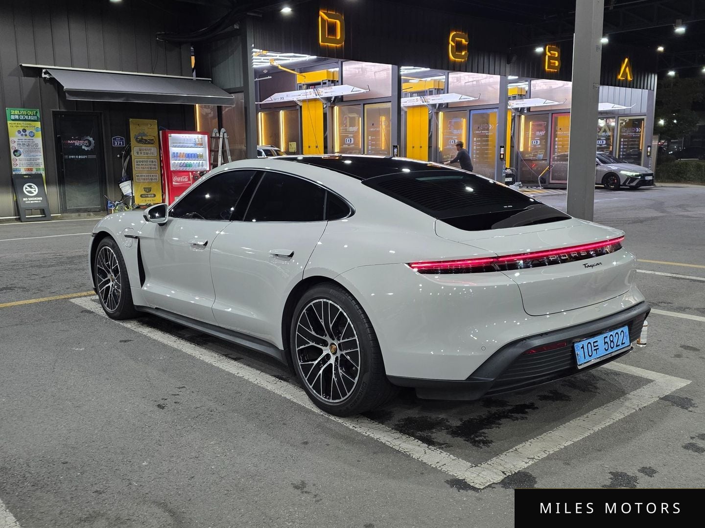 Porsche Taycan 2023 — миниатюра 5
