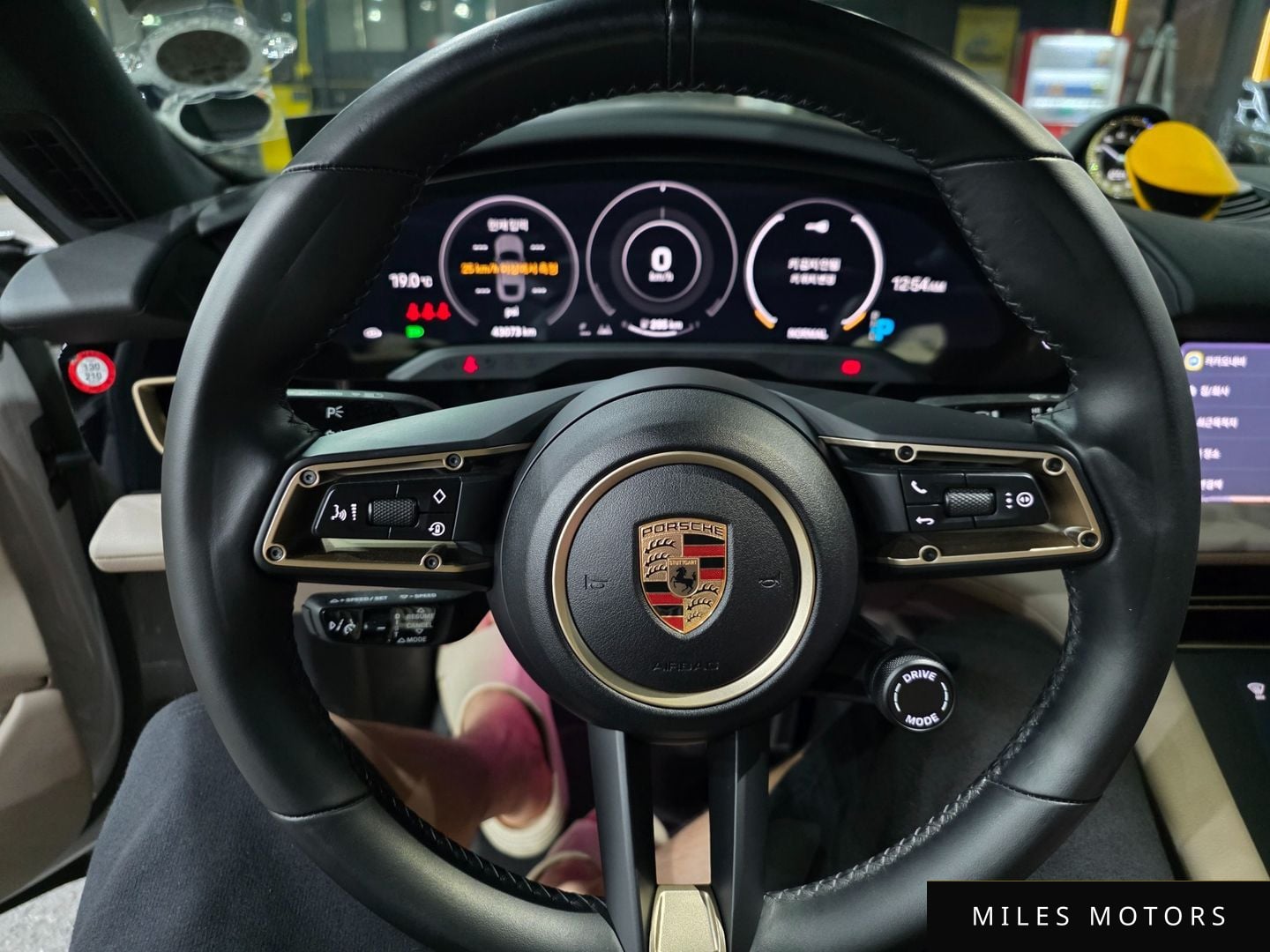 Porsche Taycan 2023 — миниатюра 9