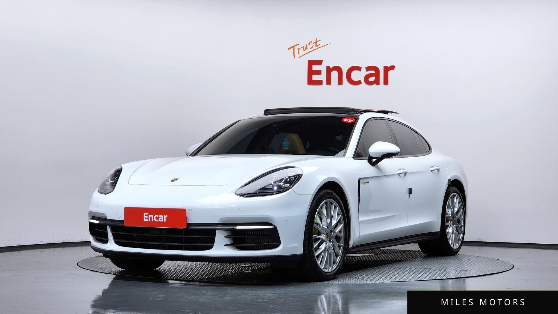 Porsche Panamera 2018 — фото 1 из 12