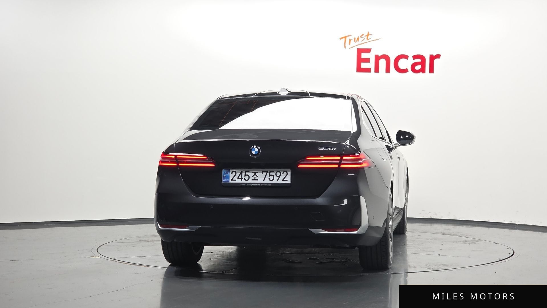 BMW 5 Series (G60) 2024 — миниатюра 4