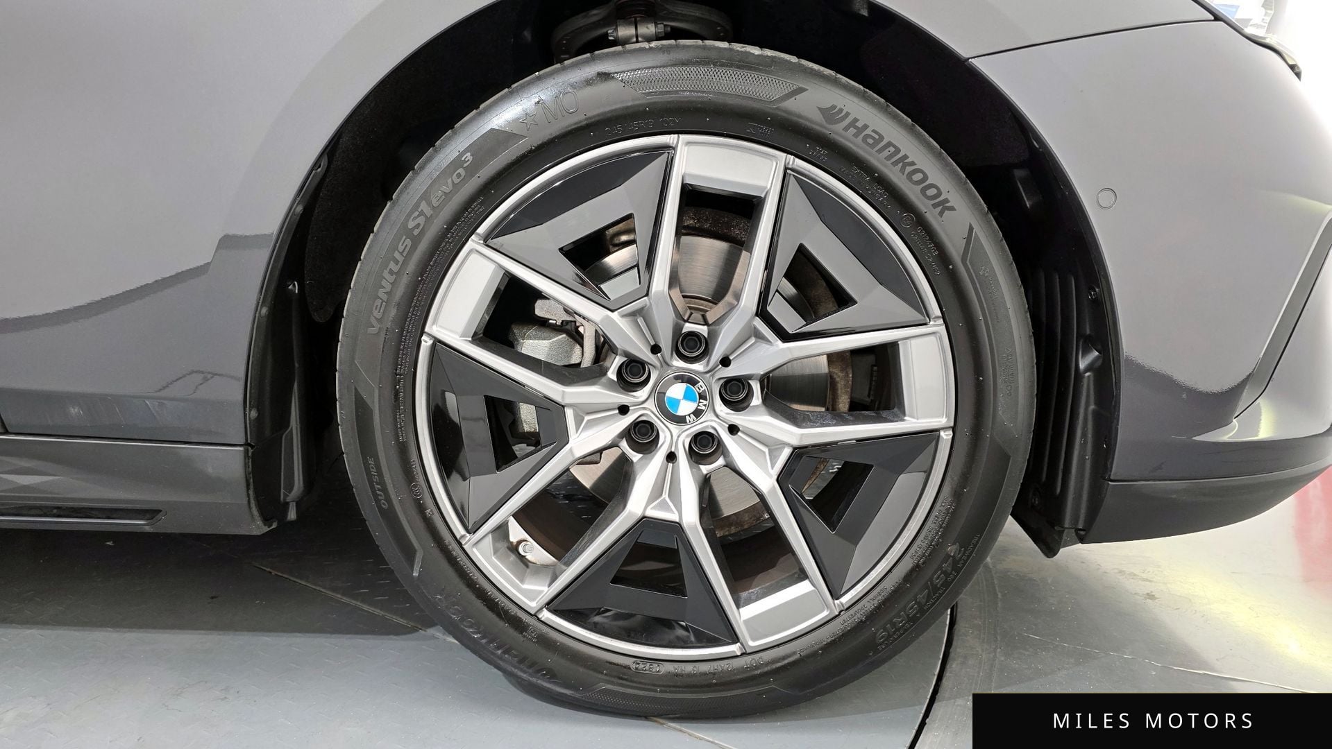 BMW 5 Series (G60) 2024 — миниатюра 7