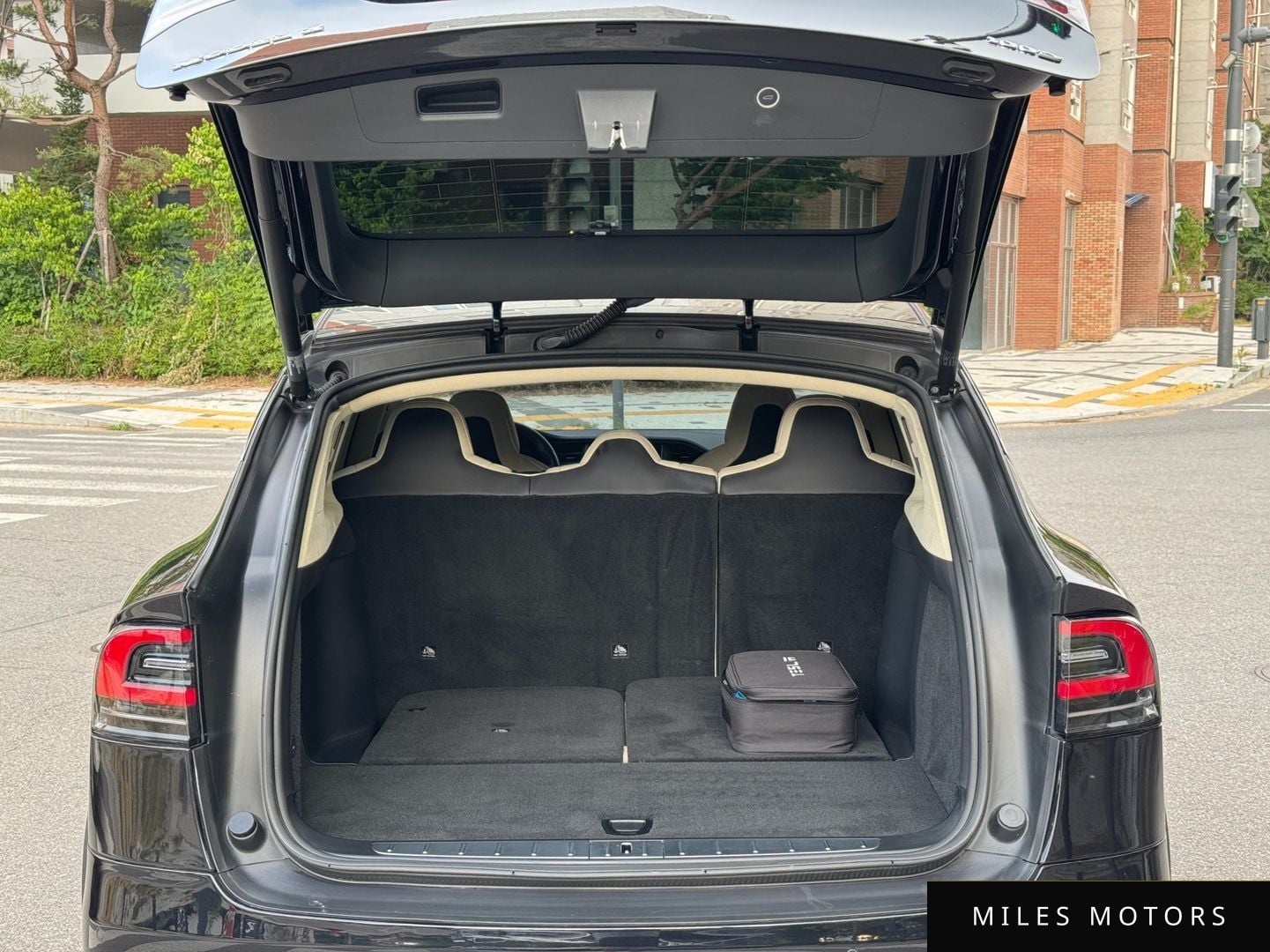 Tesla Model X 2018 — миниатюра 6