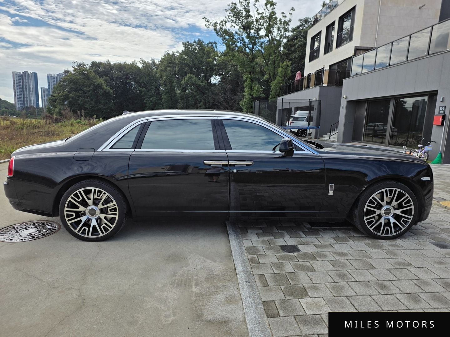 Rolls-Royce Ghost 2016 — фото 1 из 9