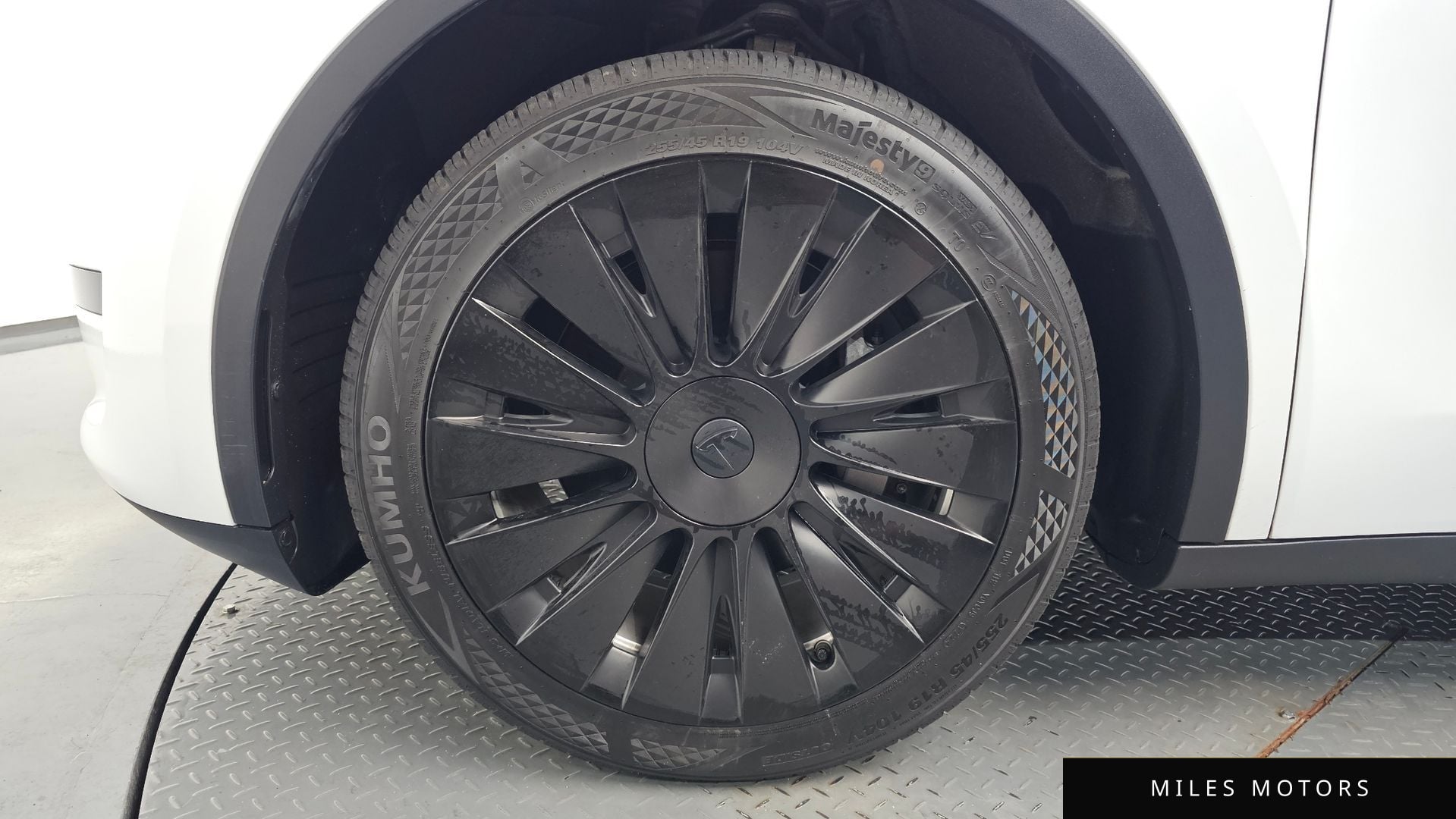 Tesla Model Y 2023 — миниатюра 4