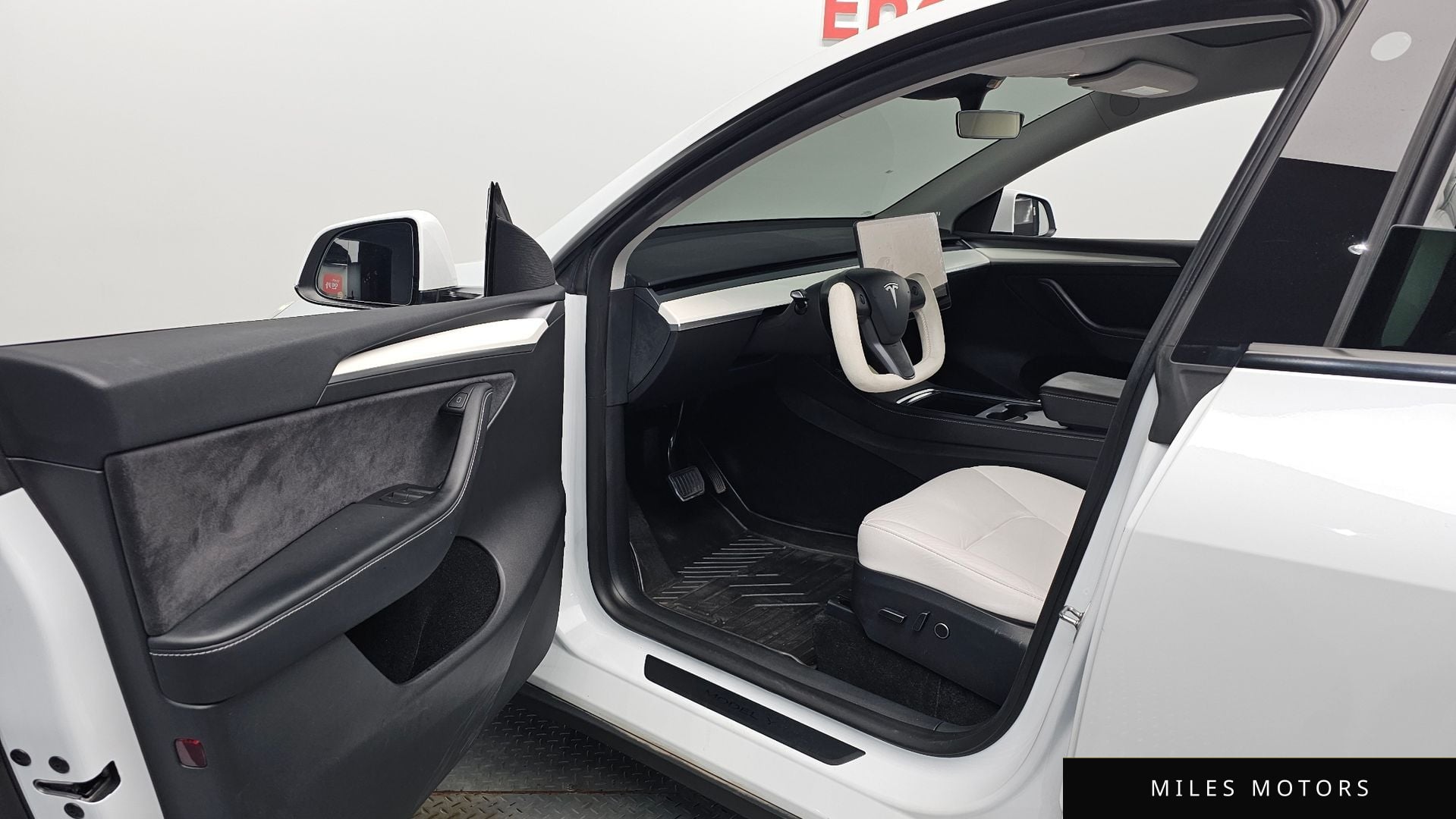Tesla Model Y 2023 — миниатюра 12