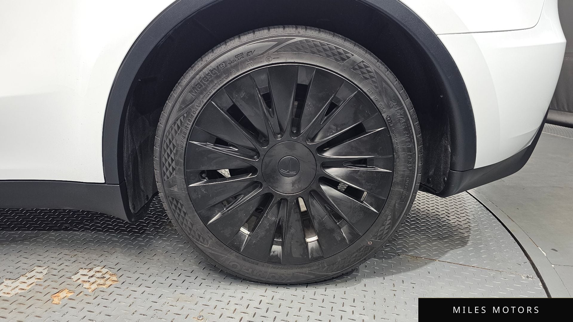 Tesla Model Y 2023 — миниатюра 6