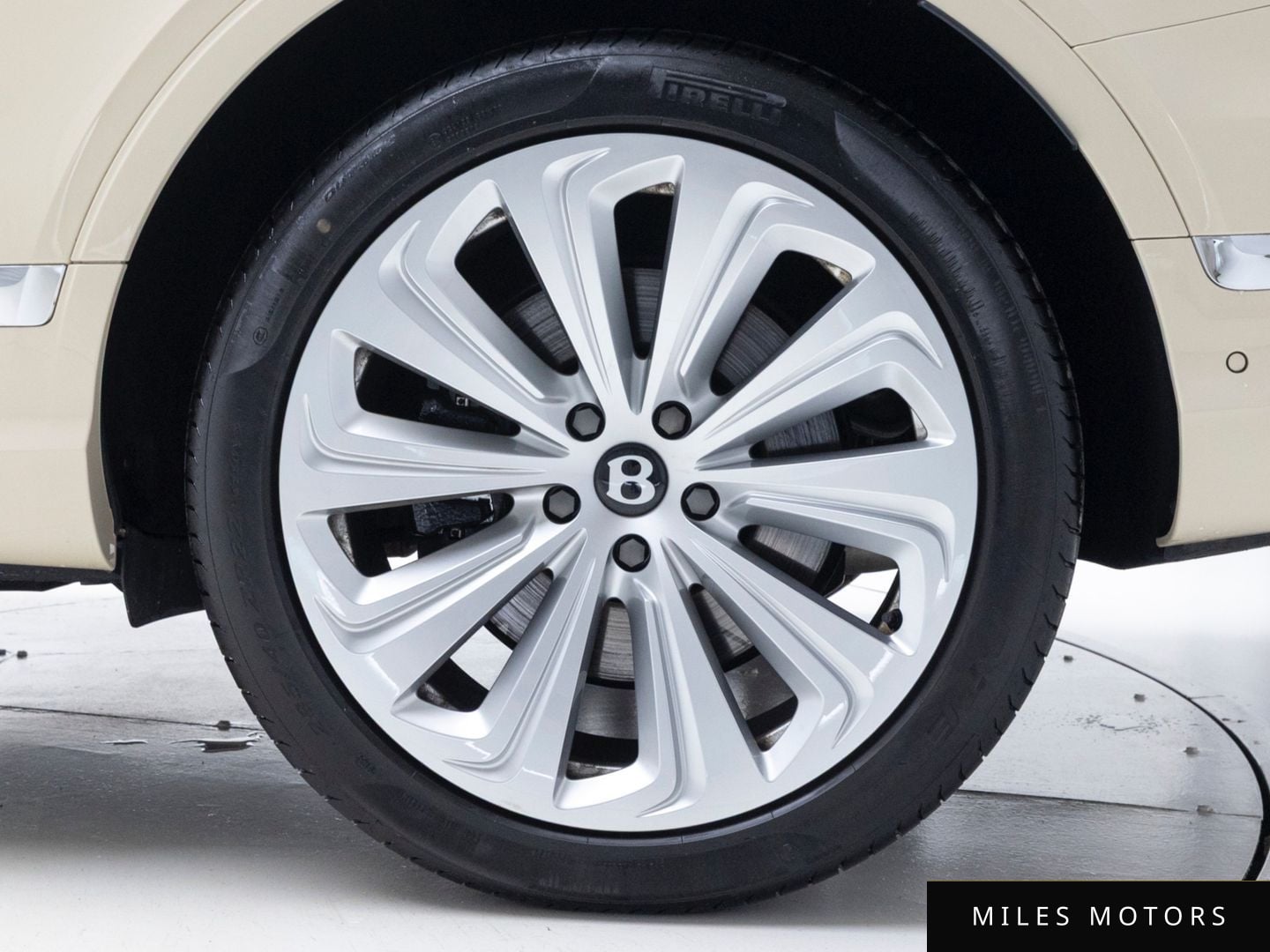 Bentley Bentayga 2025 — миниатюра 5