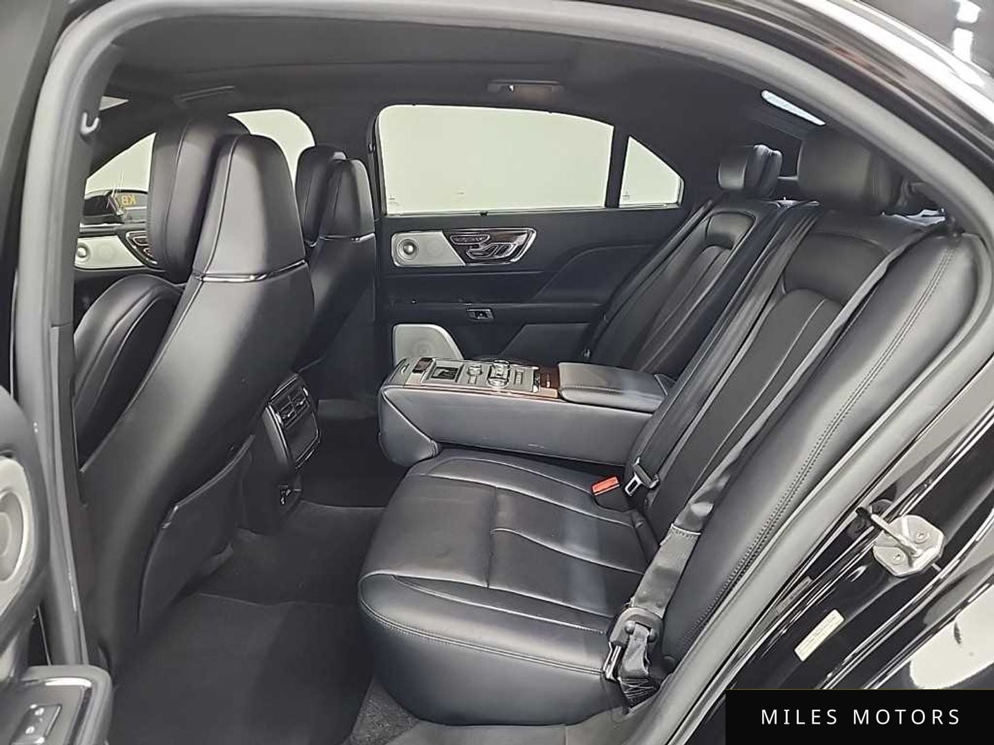 Lincoln Continental 2017 — миниатюра 12