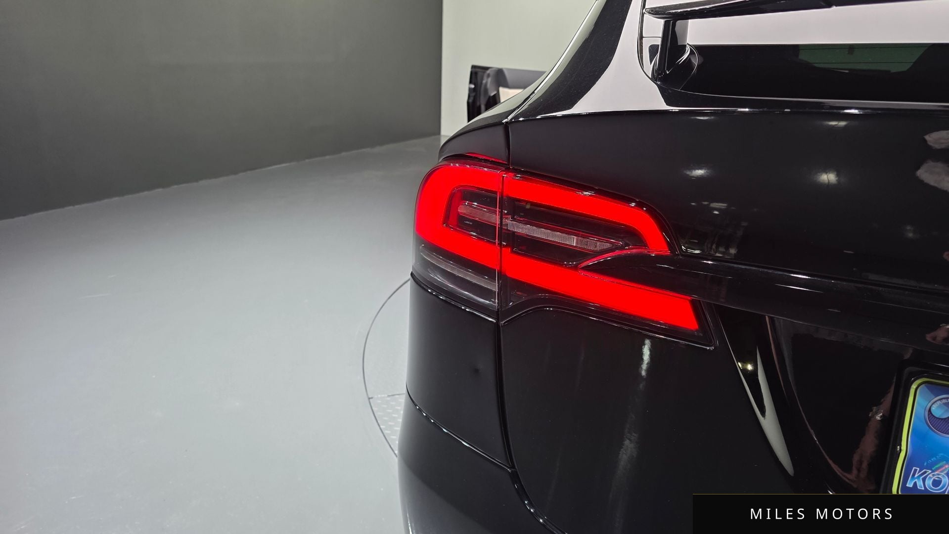 Tesla Model X 2023 — миниатюра 9