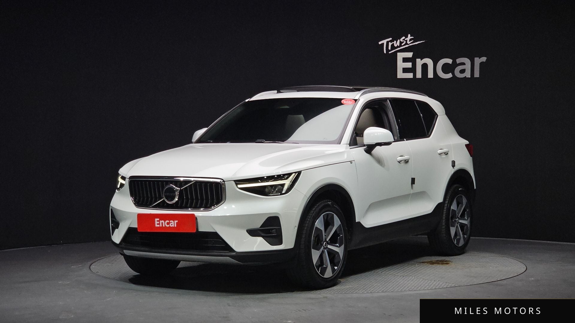 Volvo XC40 2023 — фото 1 из 12