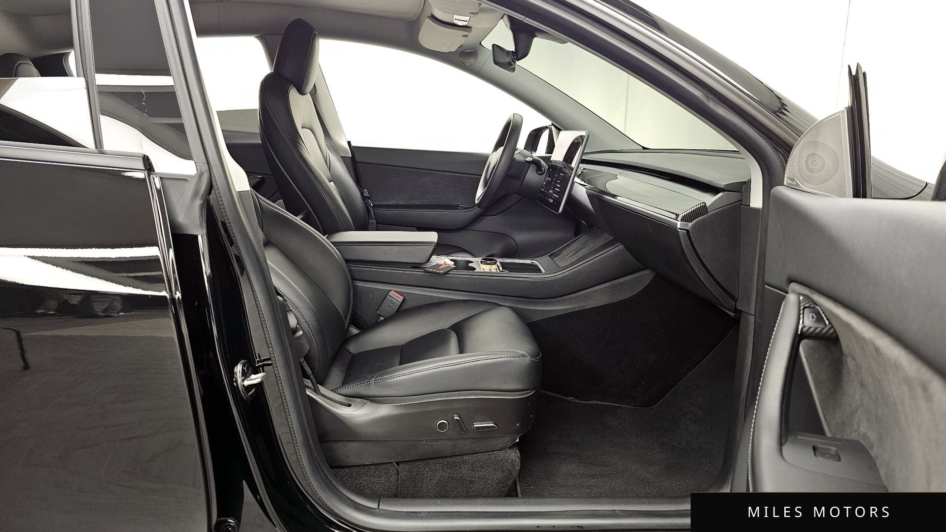 Tesla Model Y 2021 — миниатюра 11