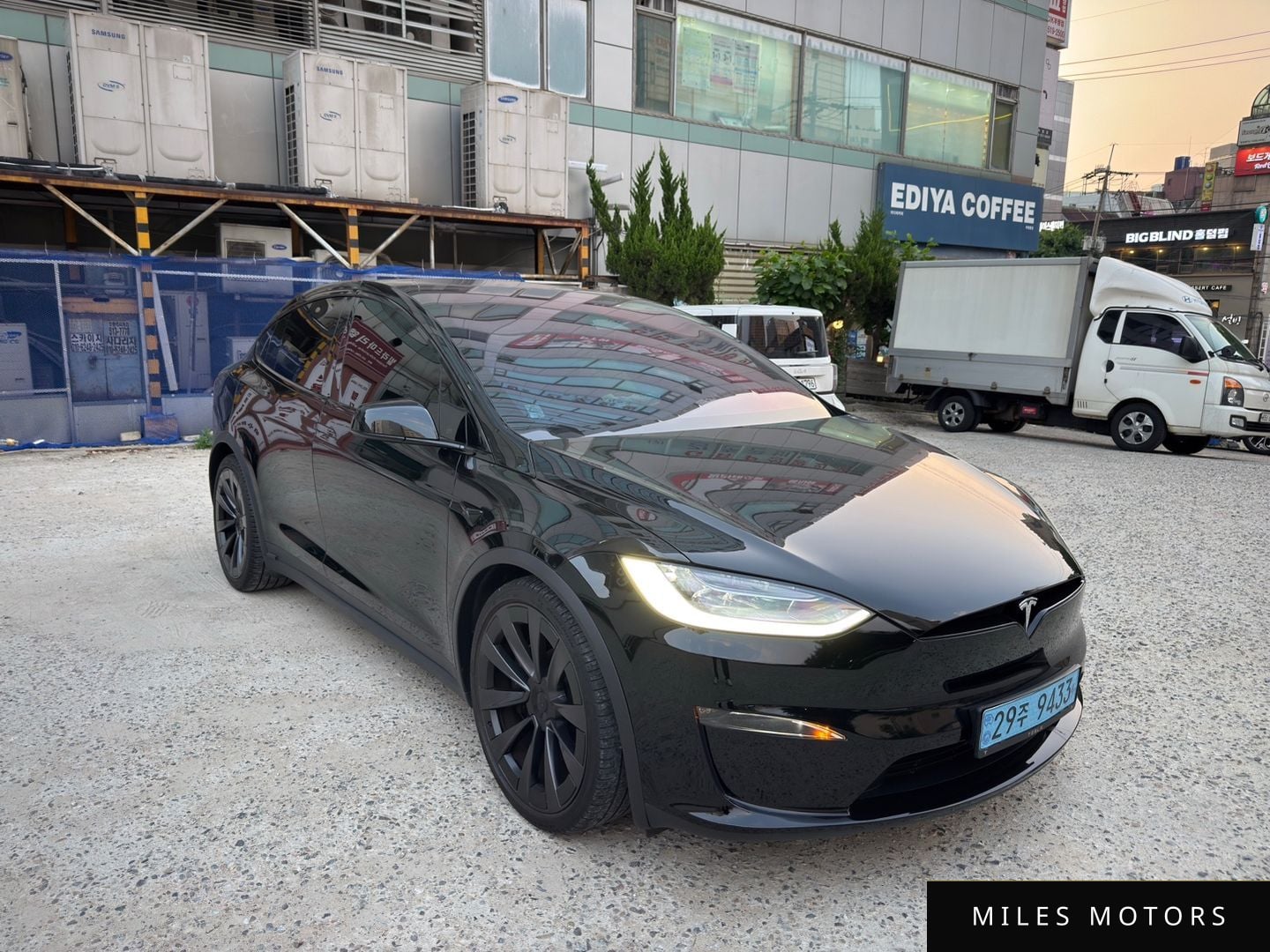 Tesla Model X 2023 — миниатюра 2
