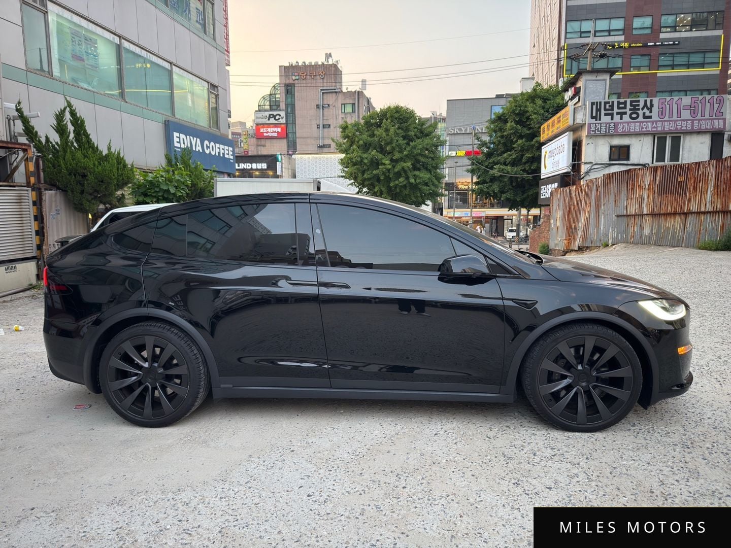 Tesla Model X 2023 — миниатюра 3