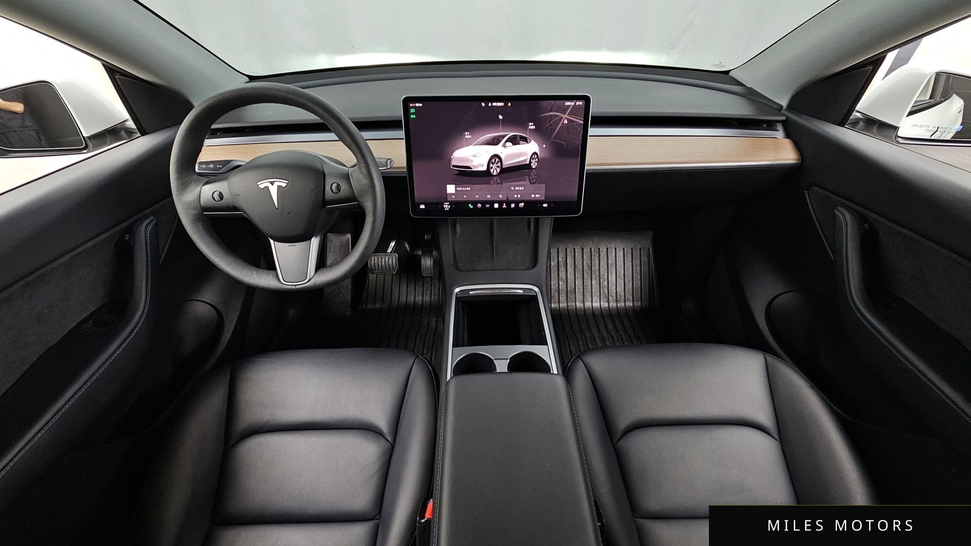 Tesla Model Y 2022 — миниатюра 10