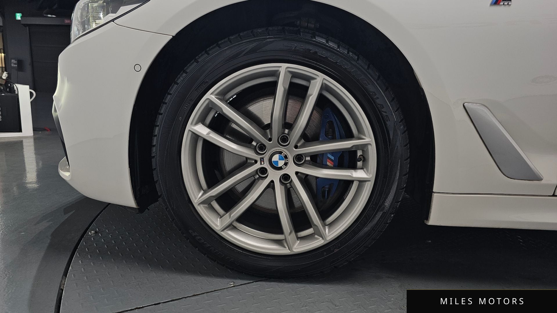 BMW 5 Series (G30) 2018 — миниатюра 5