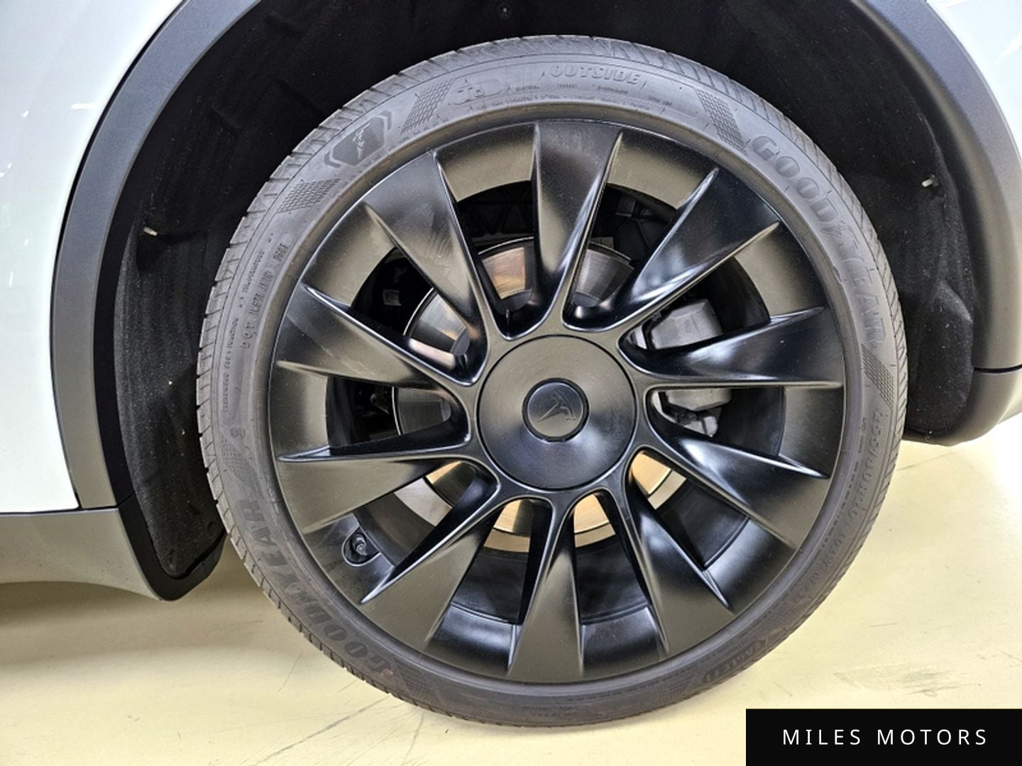 Tesla Model Y 2023 — миниатюра 5