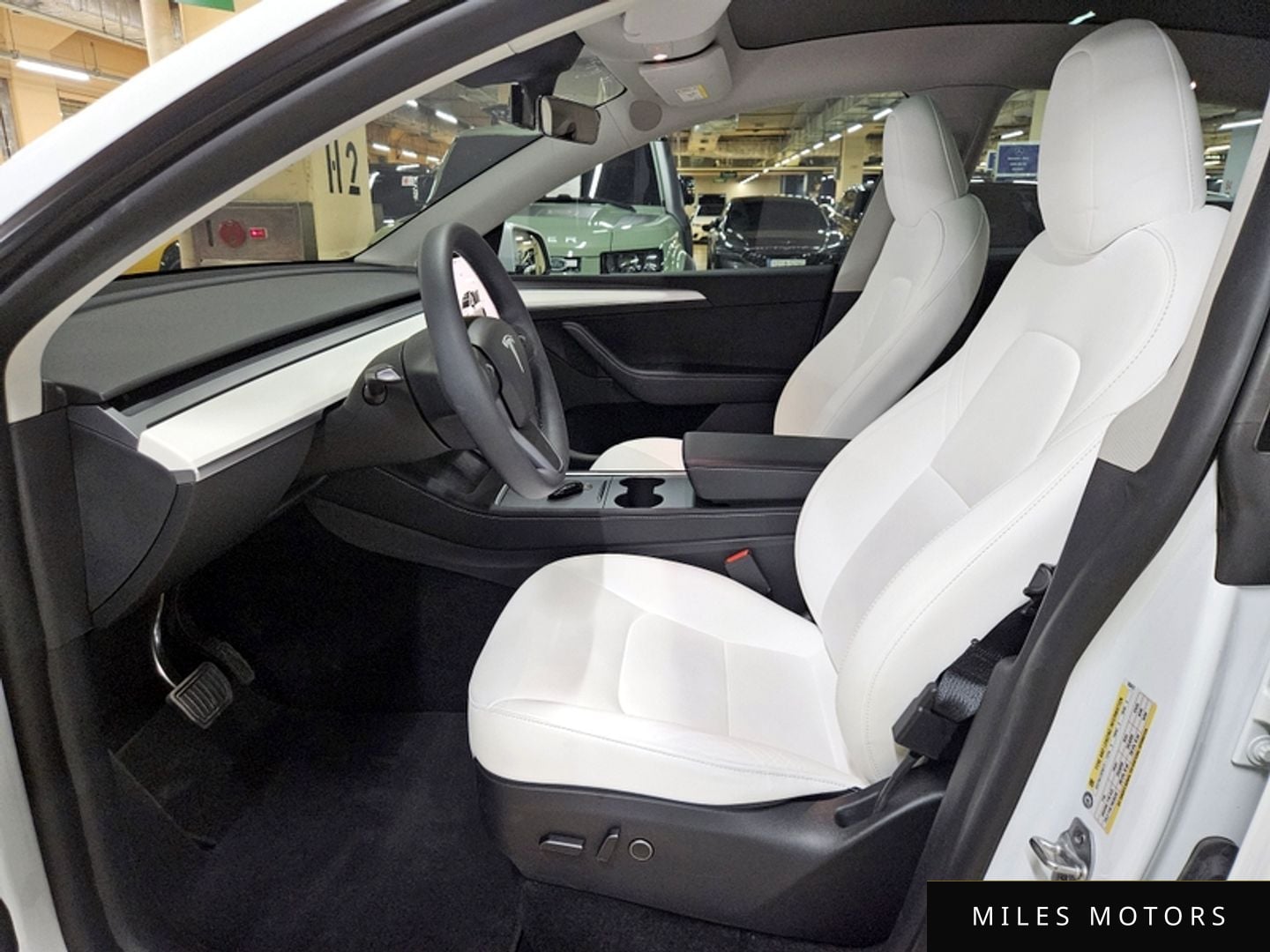 Tesla Model Y 2023 — миниатюра 10