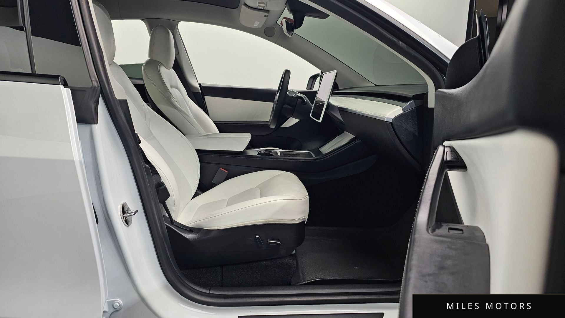 Tesla Model Y 2022 — миниатюра 12