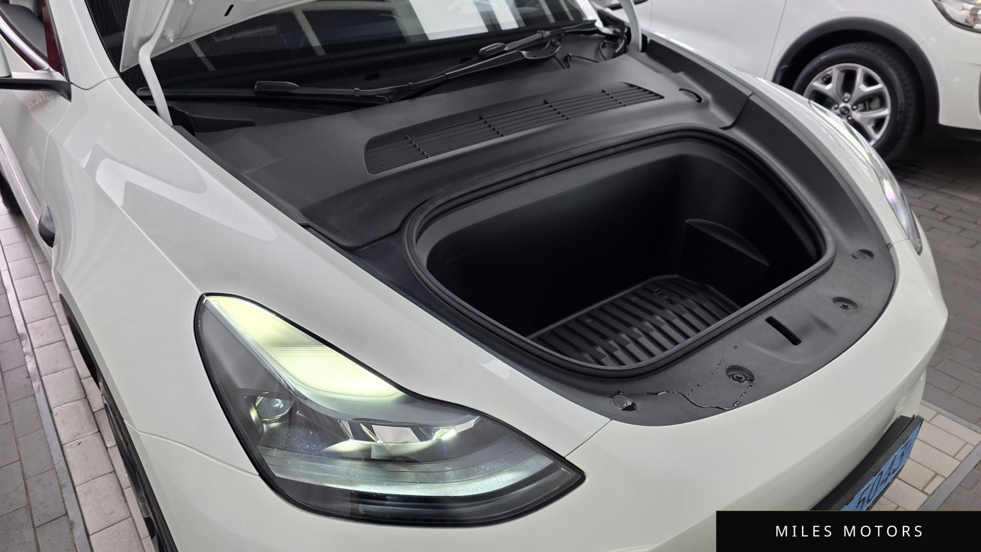 Tesla Model Y 2024 — миниатюра 5