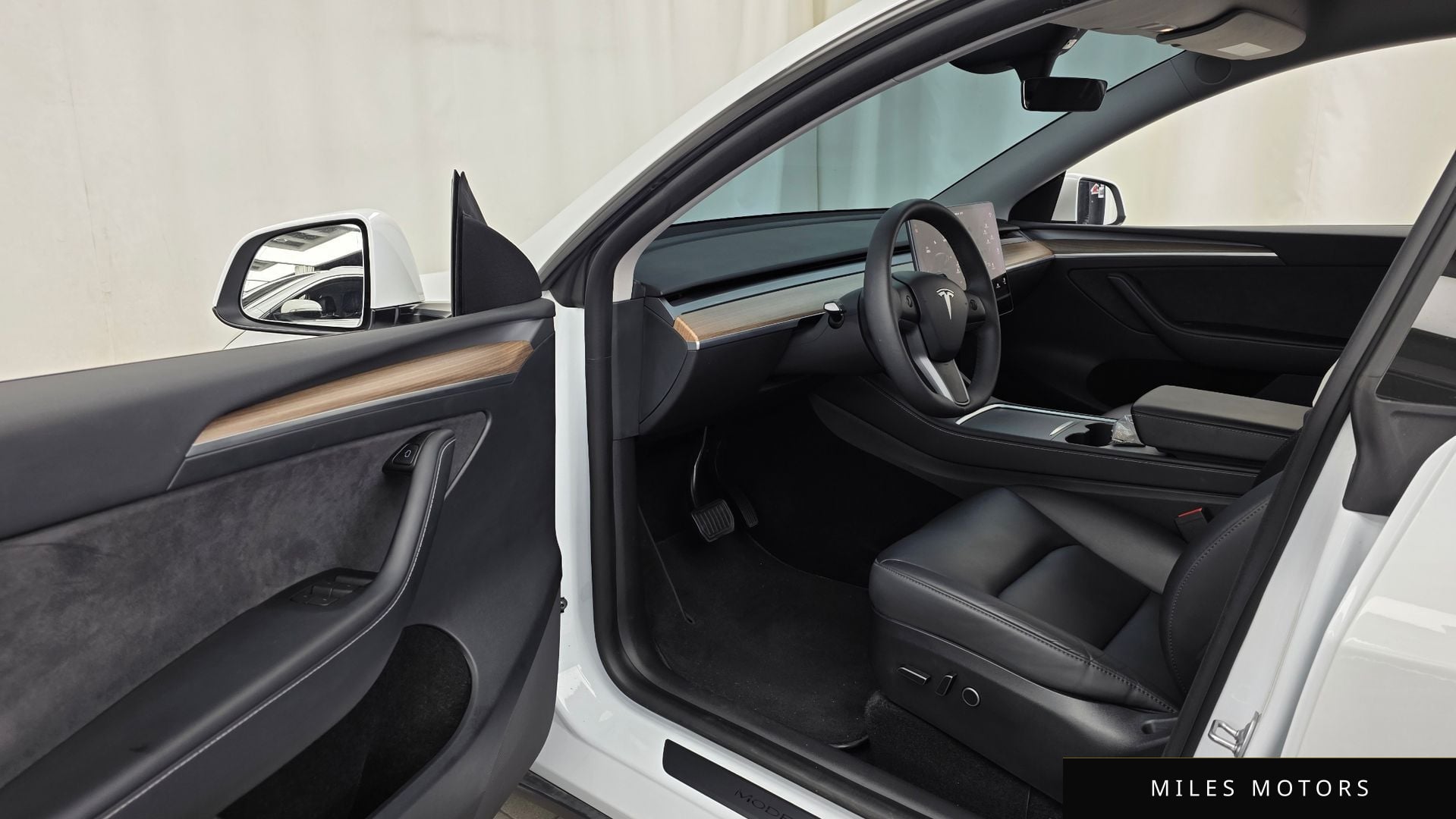 Tesla Model Y 2024 — миниатюра 12