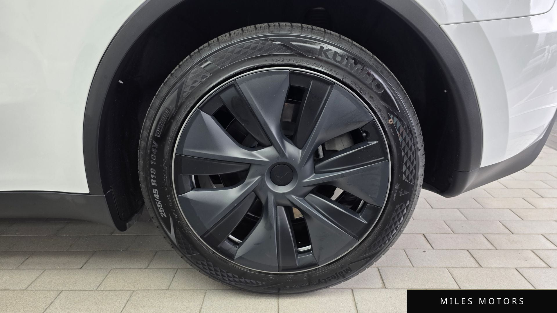 Tesla Model Y 2024 — миниатюра 6
