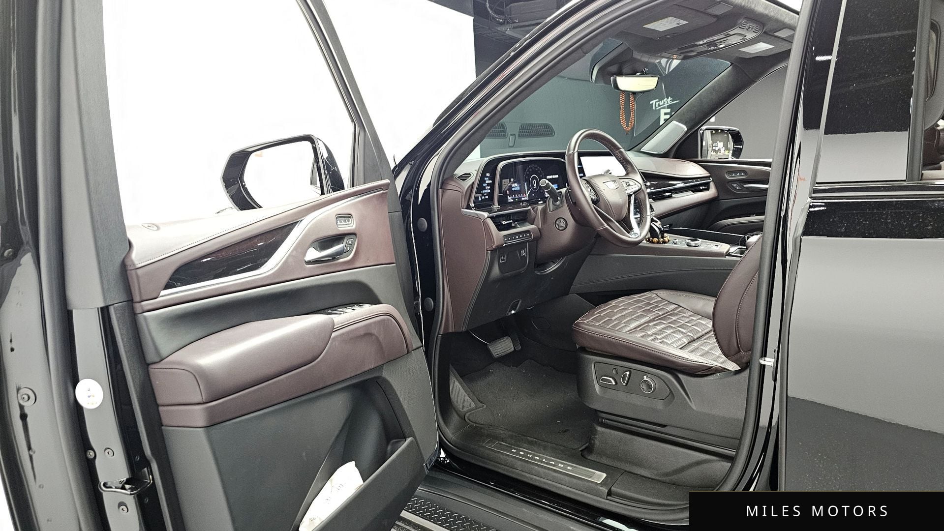 Cadillac Escalade 2023 — миниатюра 10