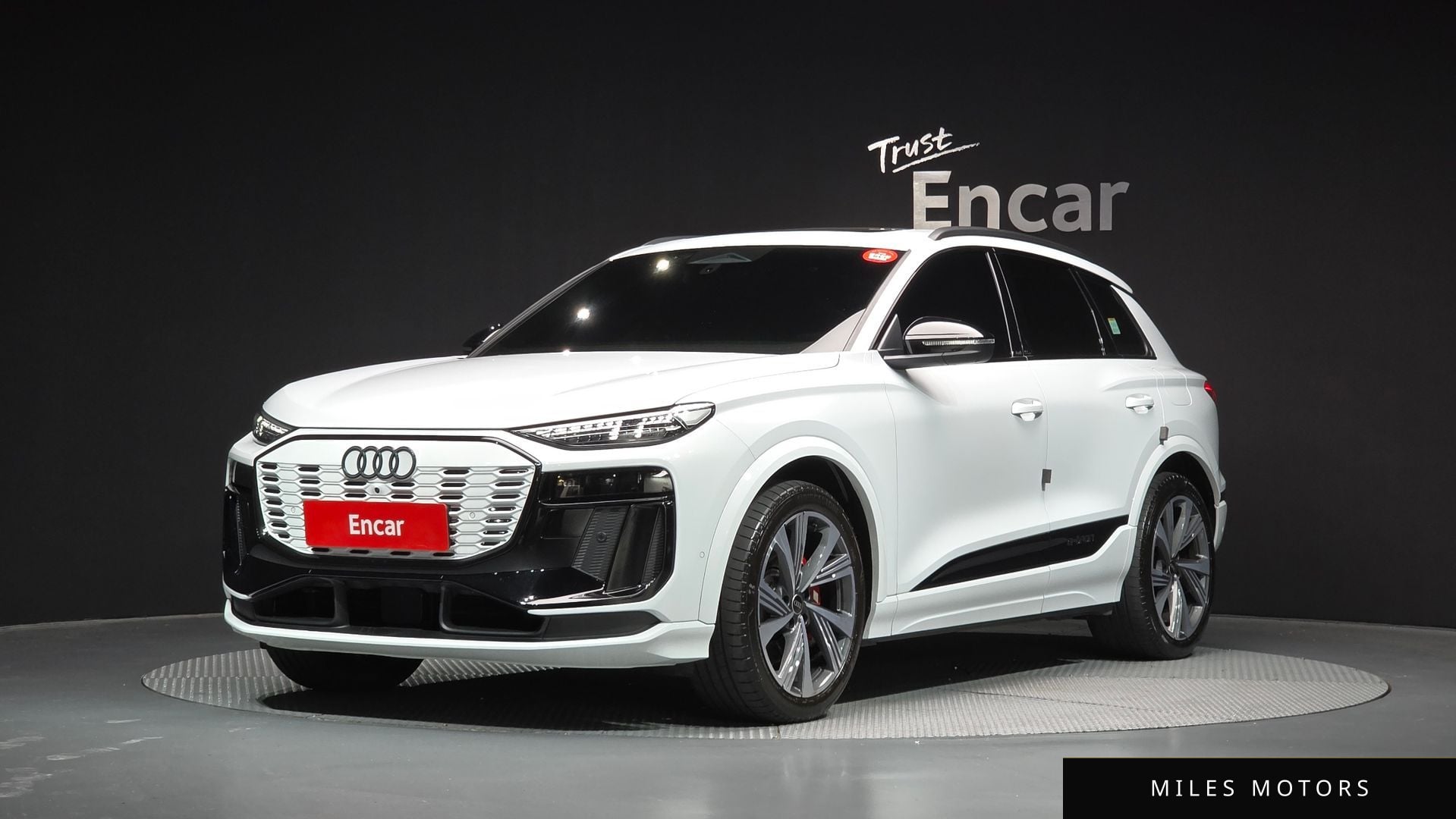 Audi SQ6 e-tron 2025 — фото 1 из 12