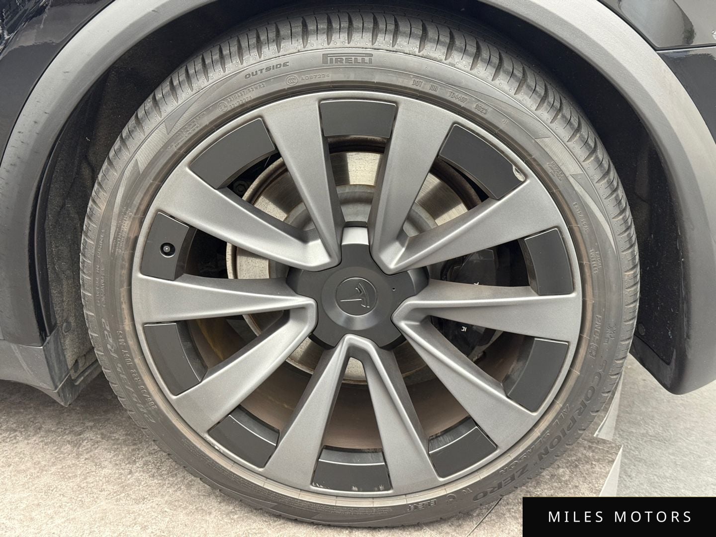Tesla Model X 2023 — миниатюра 9