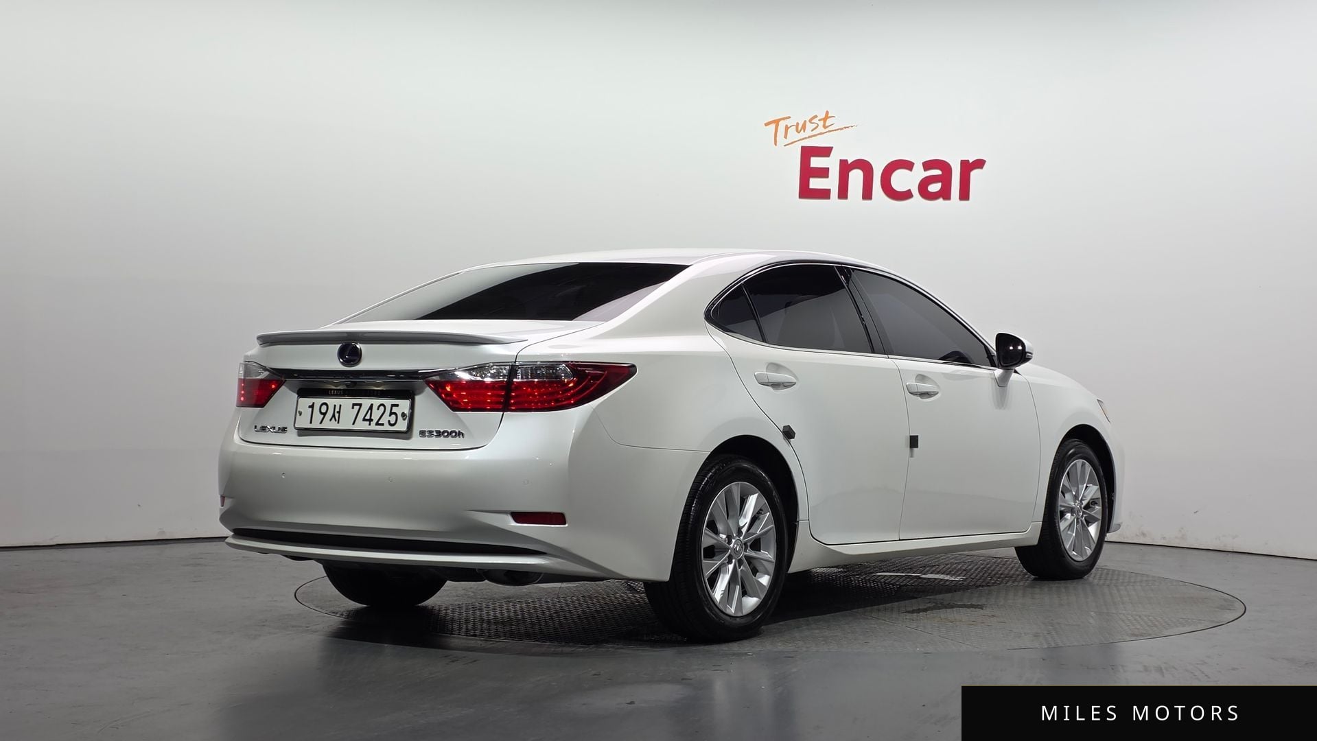 Лексус ES300h 2015 — фото 1 из 12
